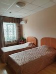 Односпальная кровать в общем номере для мужчин и женщин в Дос-отель