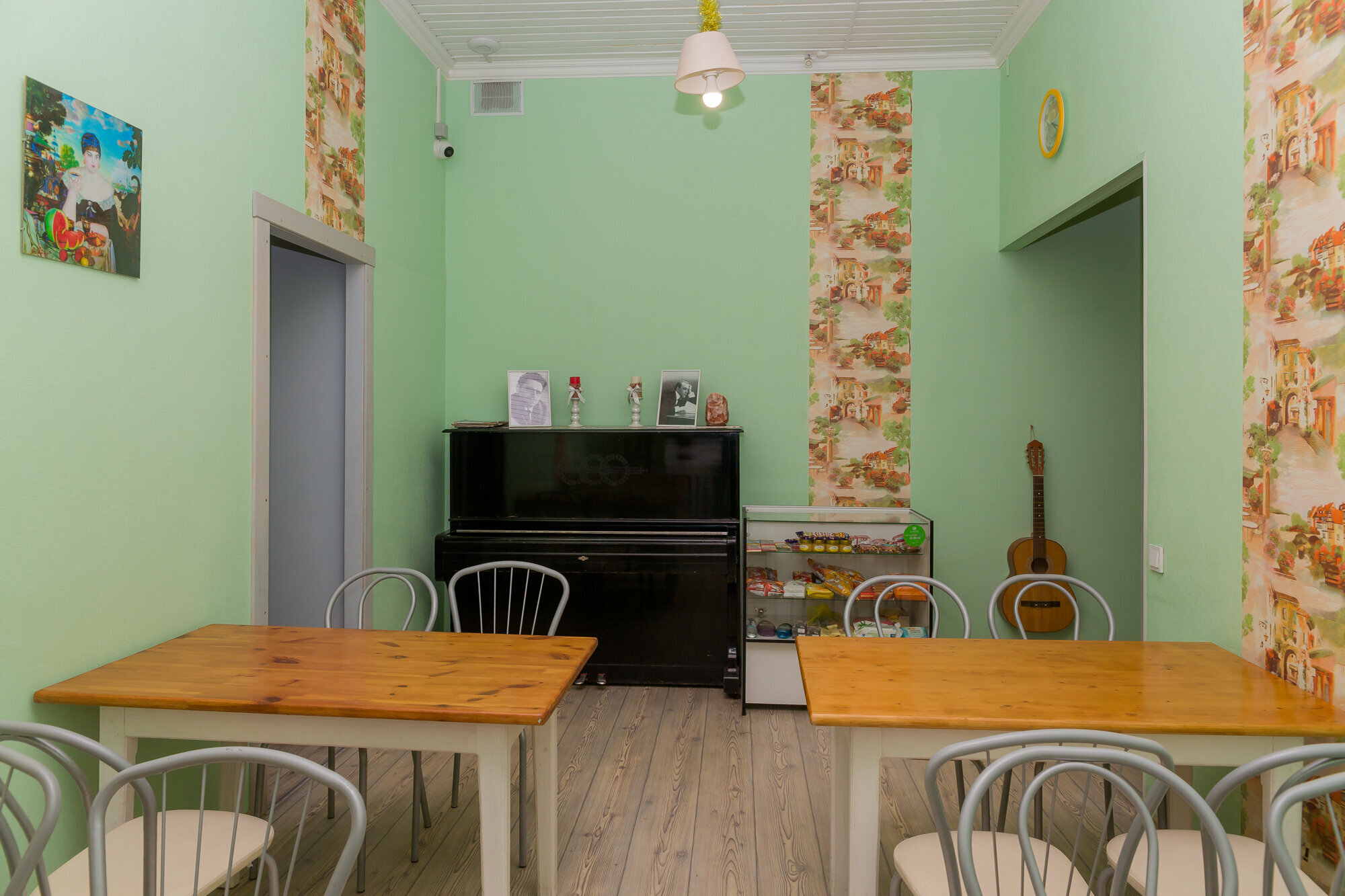 Четырехместный номер эконом-класса с общей ванной комнатой