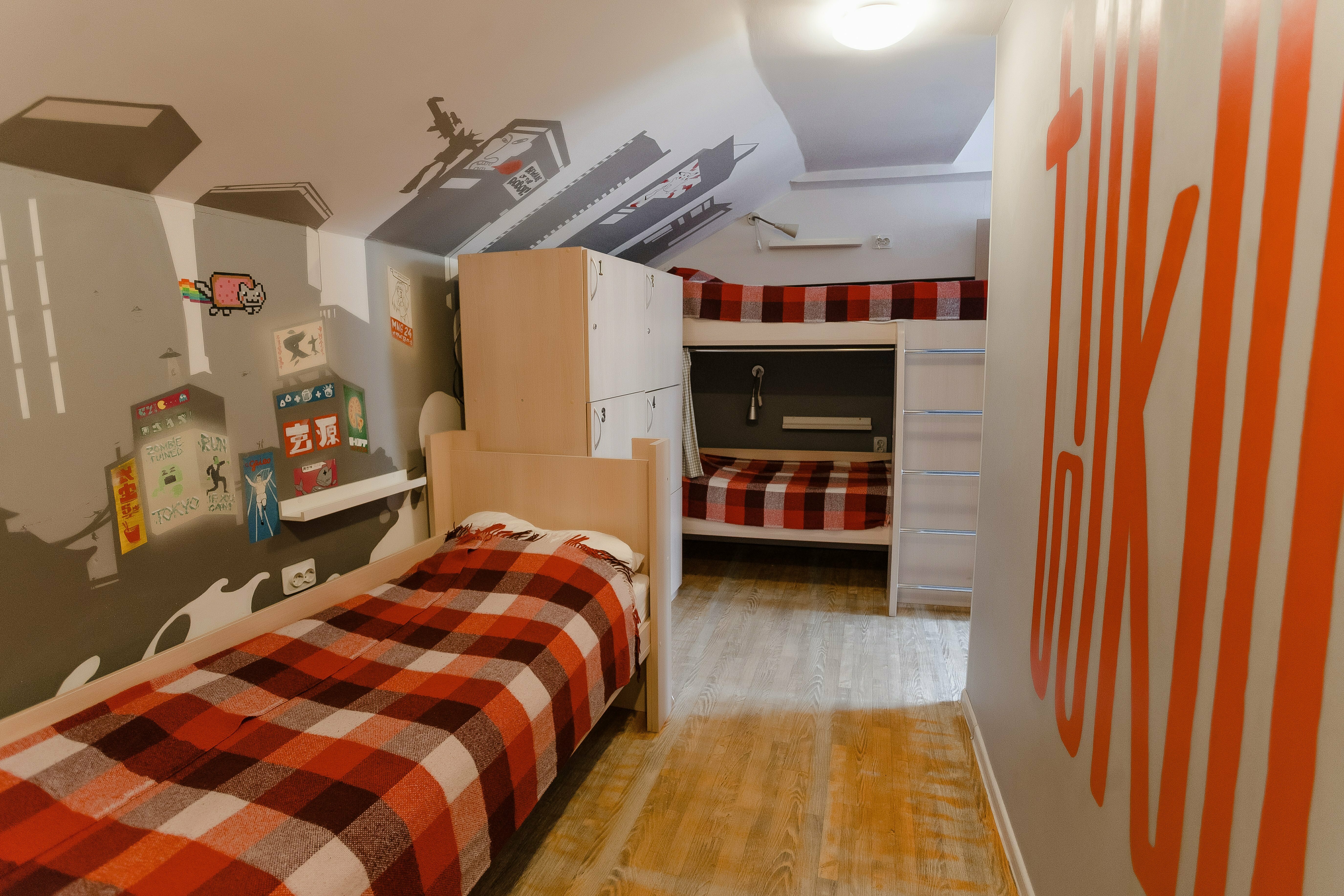 Спальное место на двухъярусной кровати в общем номере для мужчин и женщин