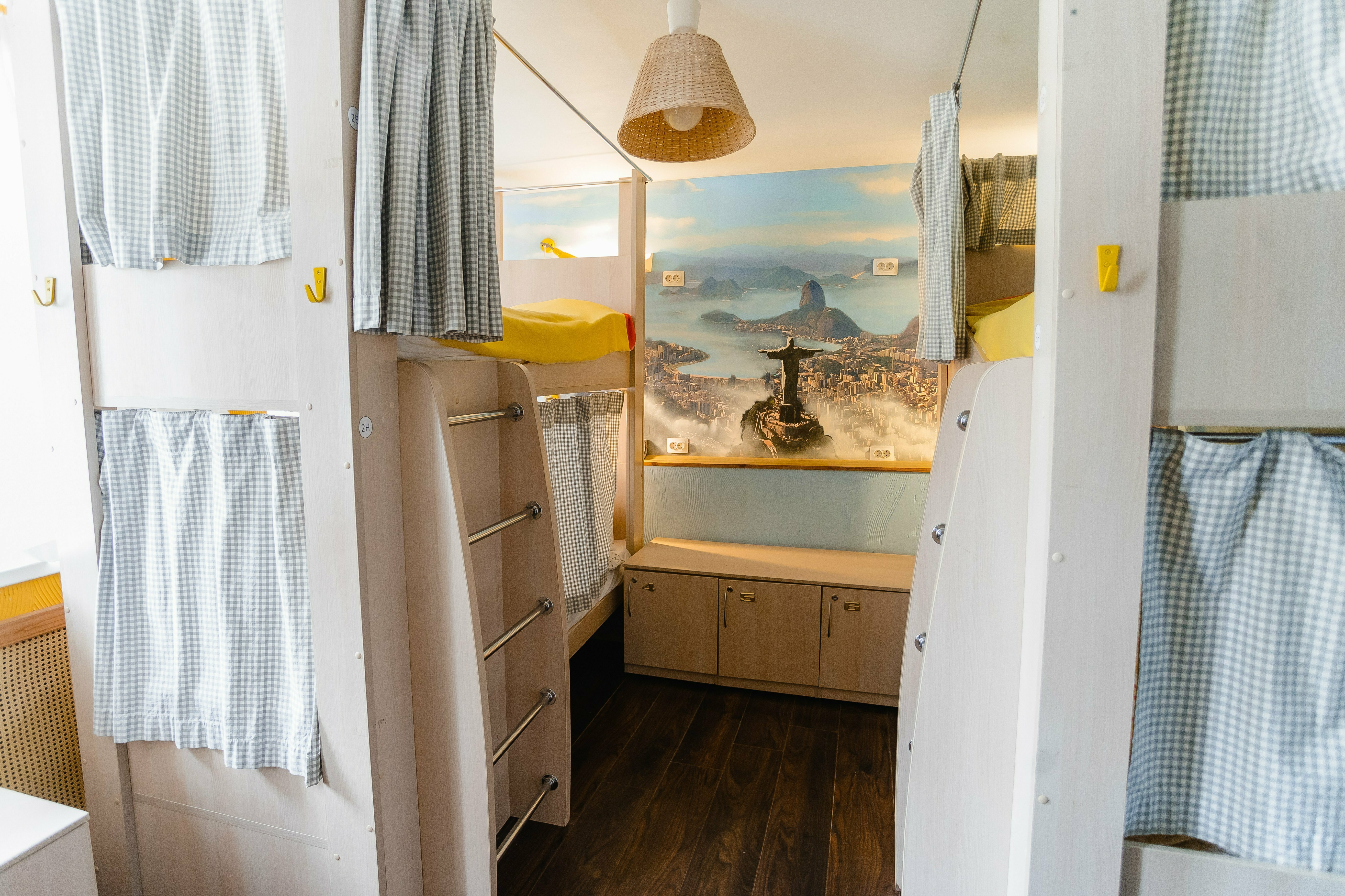 Кровать в общем 6-местном номере для мужчин и женщин