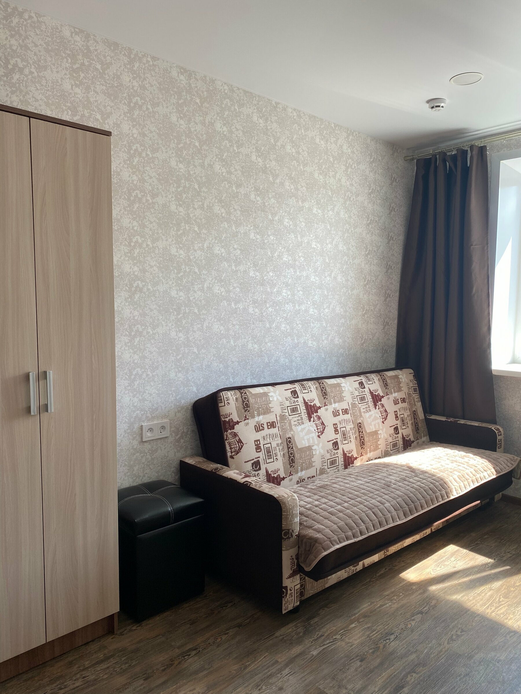 Трехместный номер эконом-класса с общей ванной комнатой