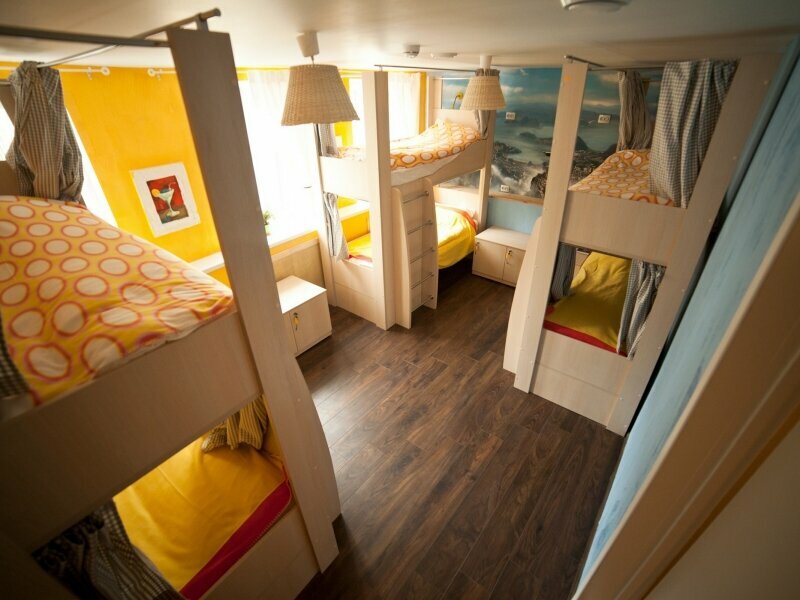 Кровать в общем 6-местном номере для мужчин и женщин