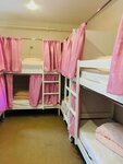 Спальное место на двухъярусной кровати в общем номере для женщин в Пастернак