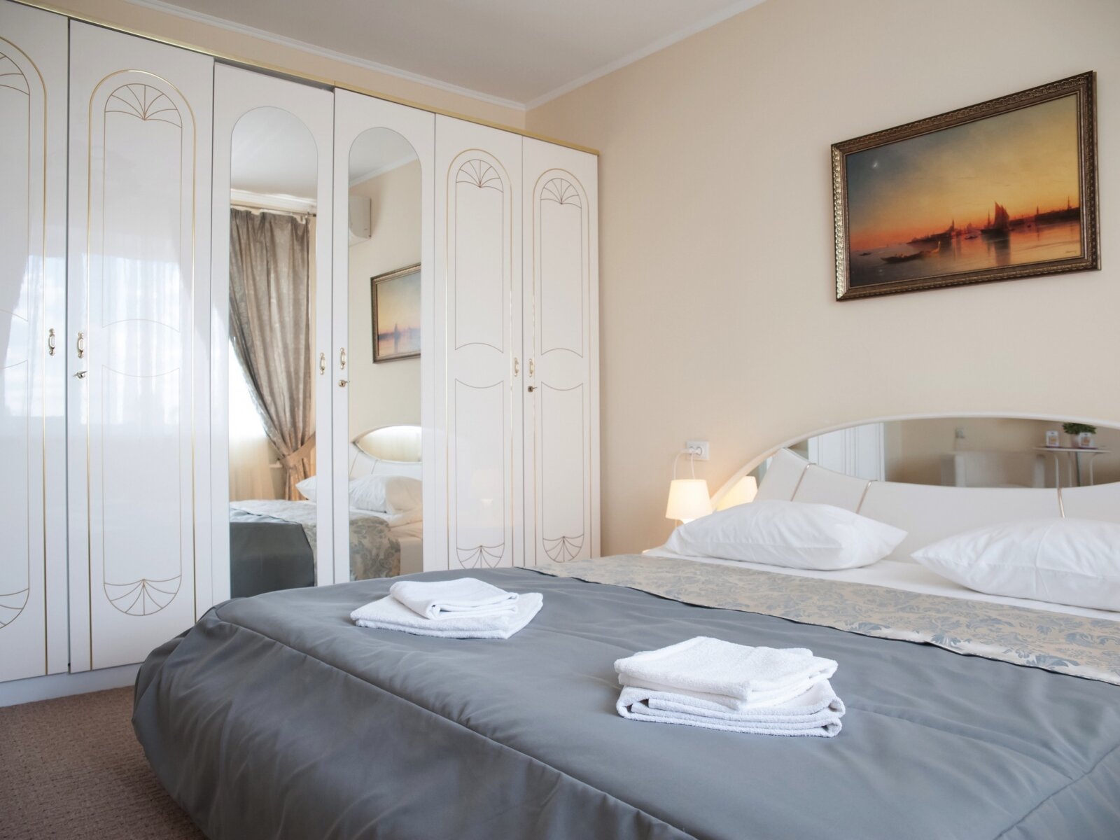 Улучшенный номер с кроватью размера «king-size»