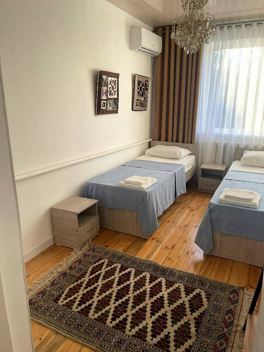 Двухместный номер с 2 отдельными кроватями и общей ванной комнатой