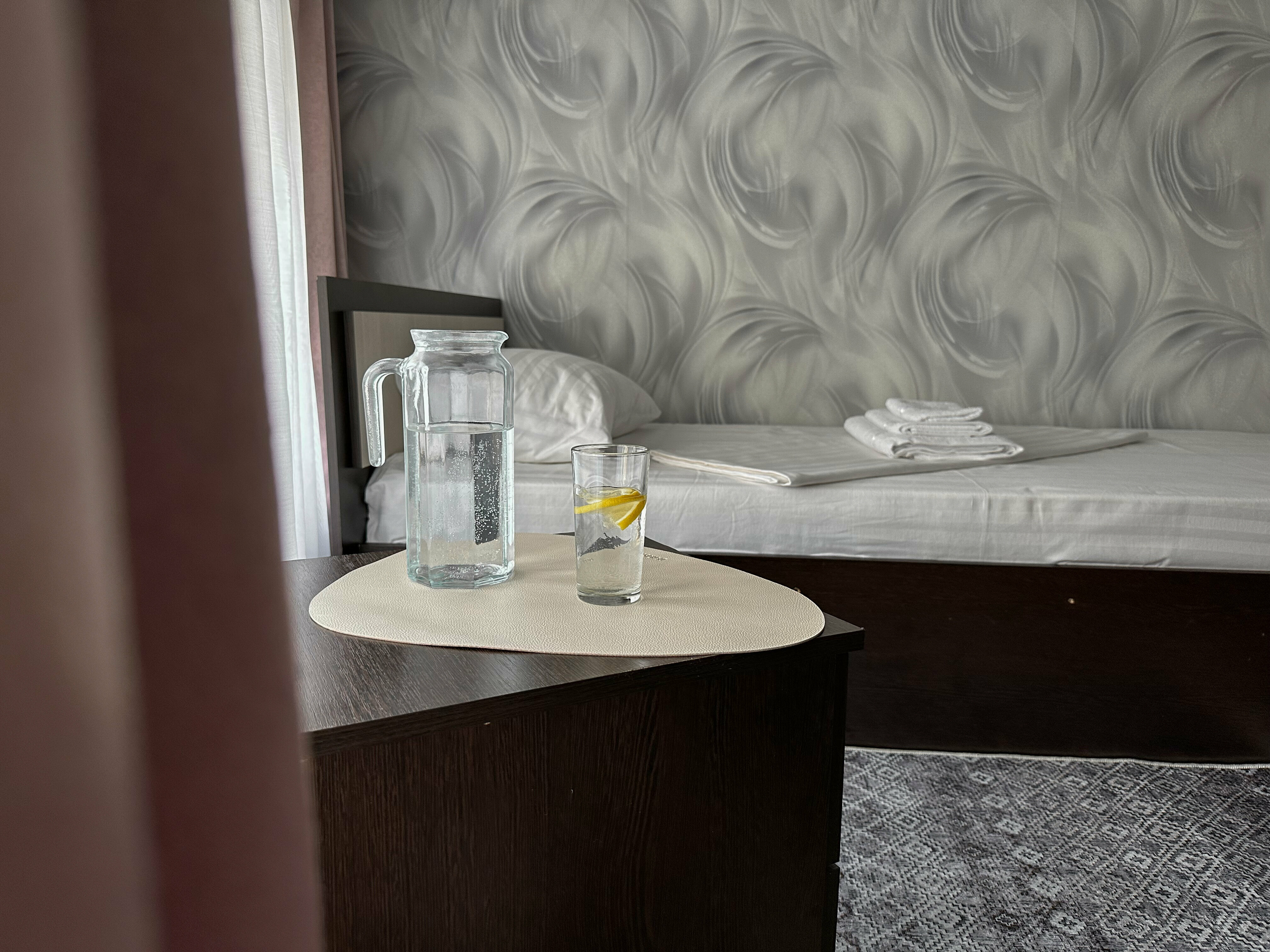 Стандартный двухместный номер с 2 отдельными кроватями и общей ванной комнатой