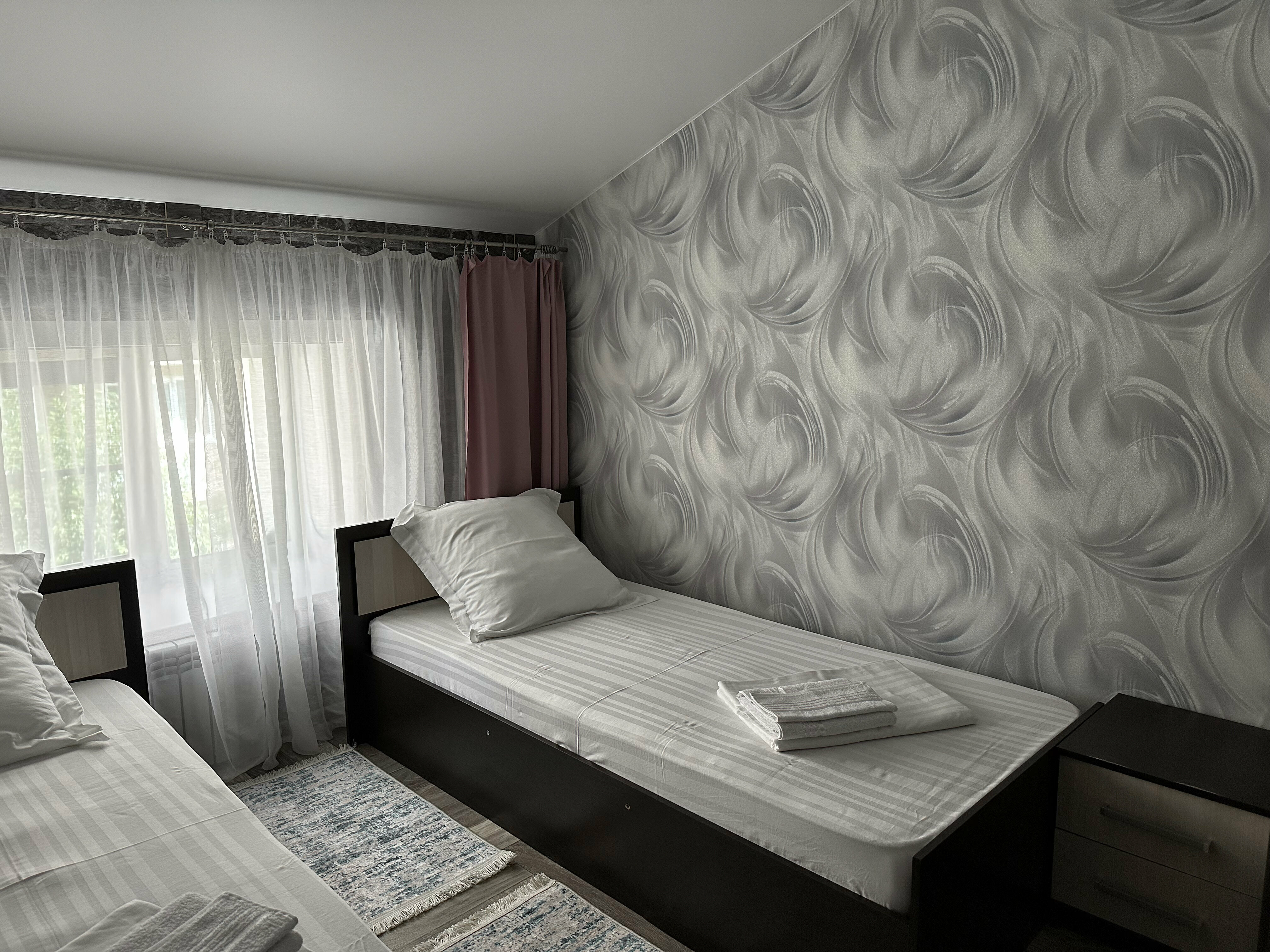 Стандартный двухместный номер с 2 отдельными кроватями и общей ванной комнатой