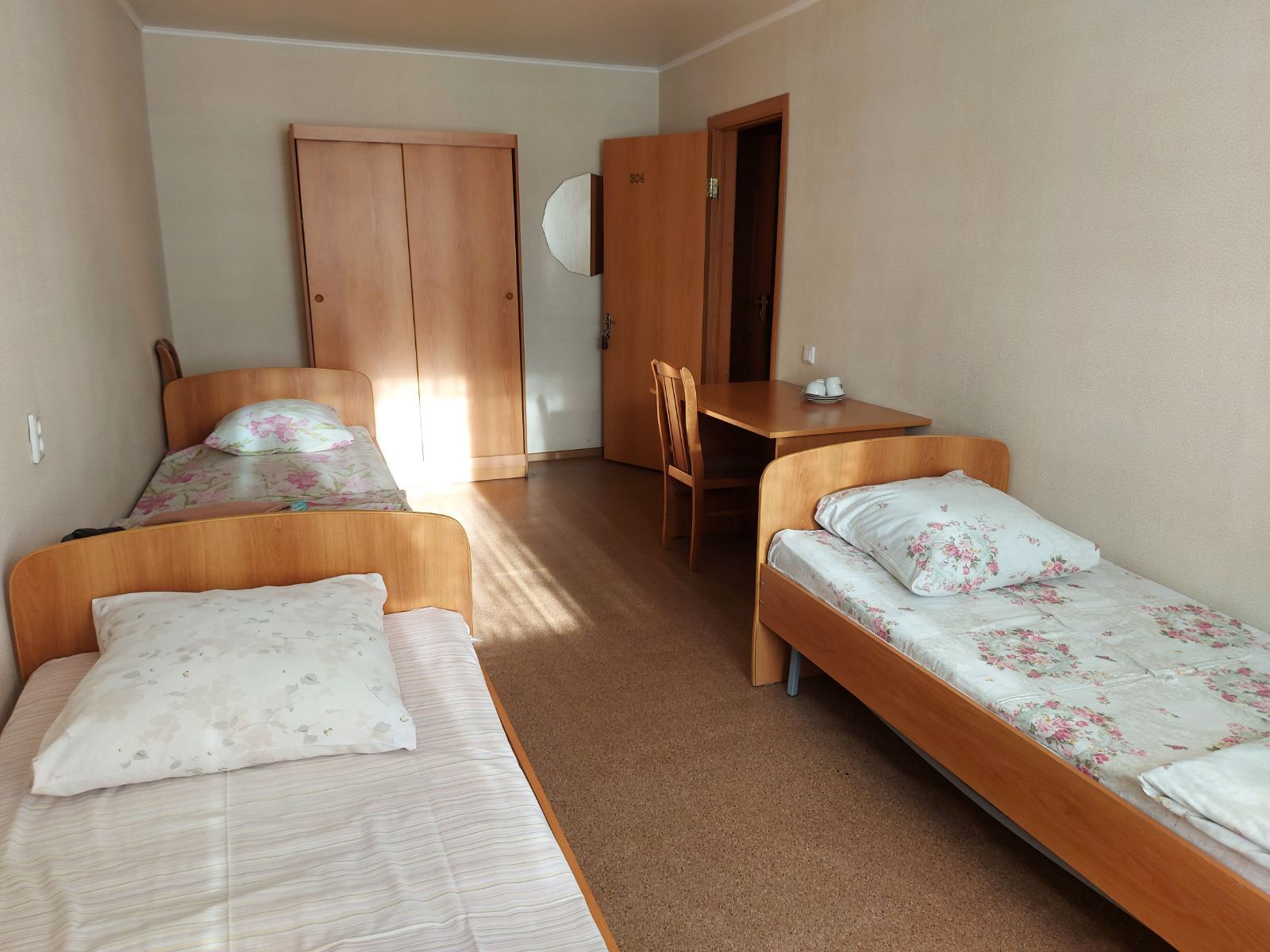 Трехместный номер эконом-класса с общей ванной комнатой