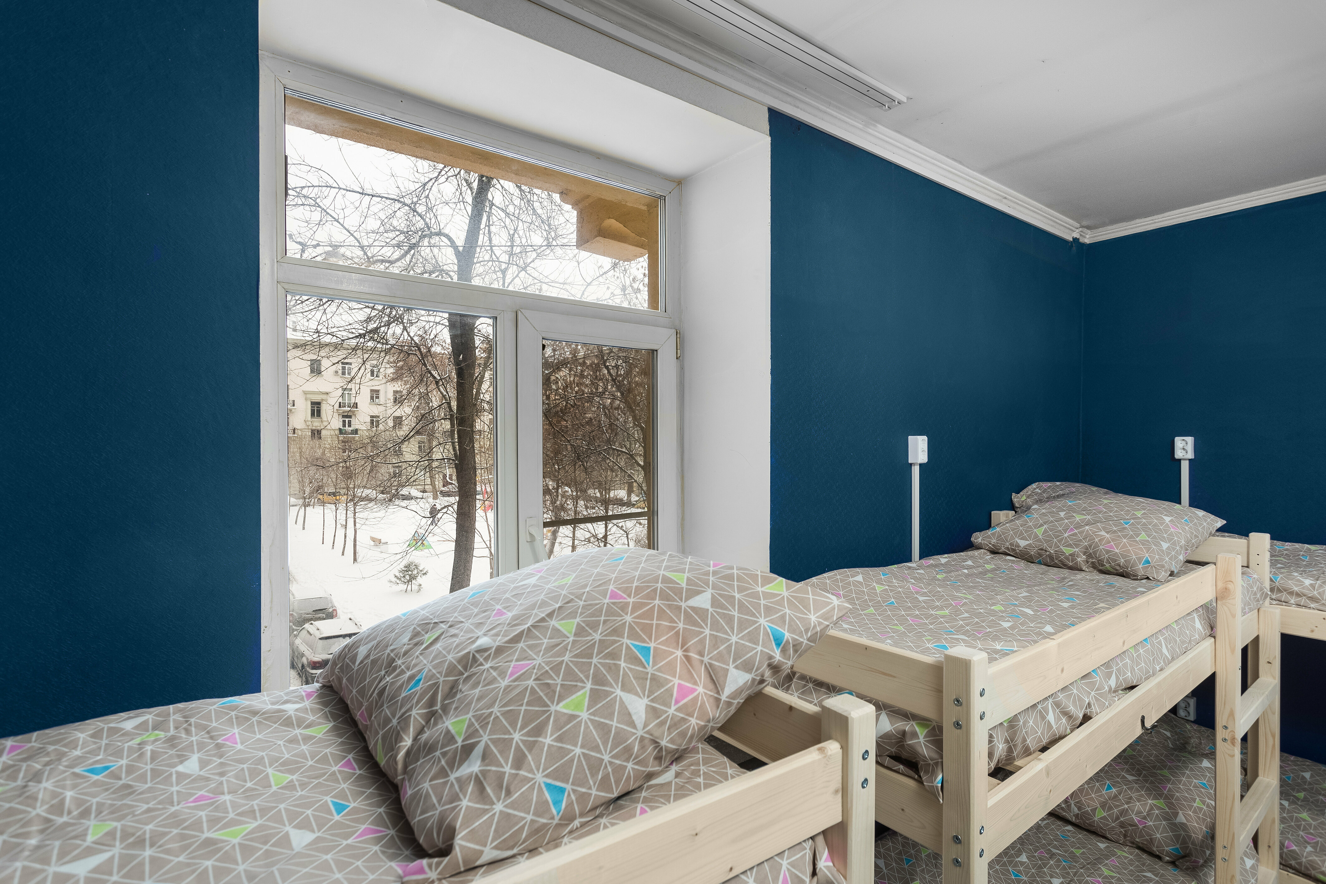 Спальное место на двухъярусной кровати в общем номере для мужчин