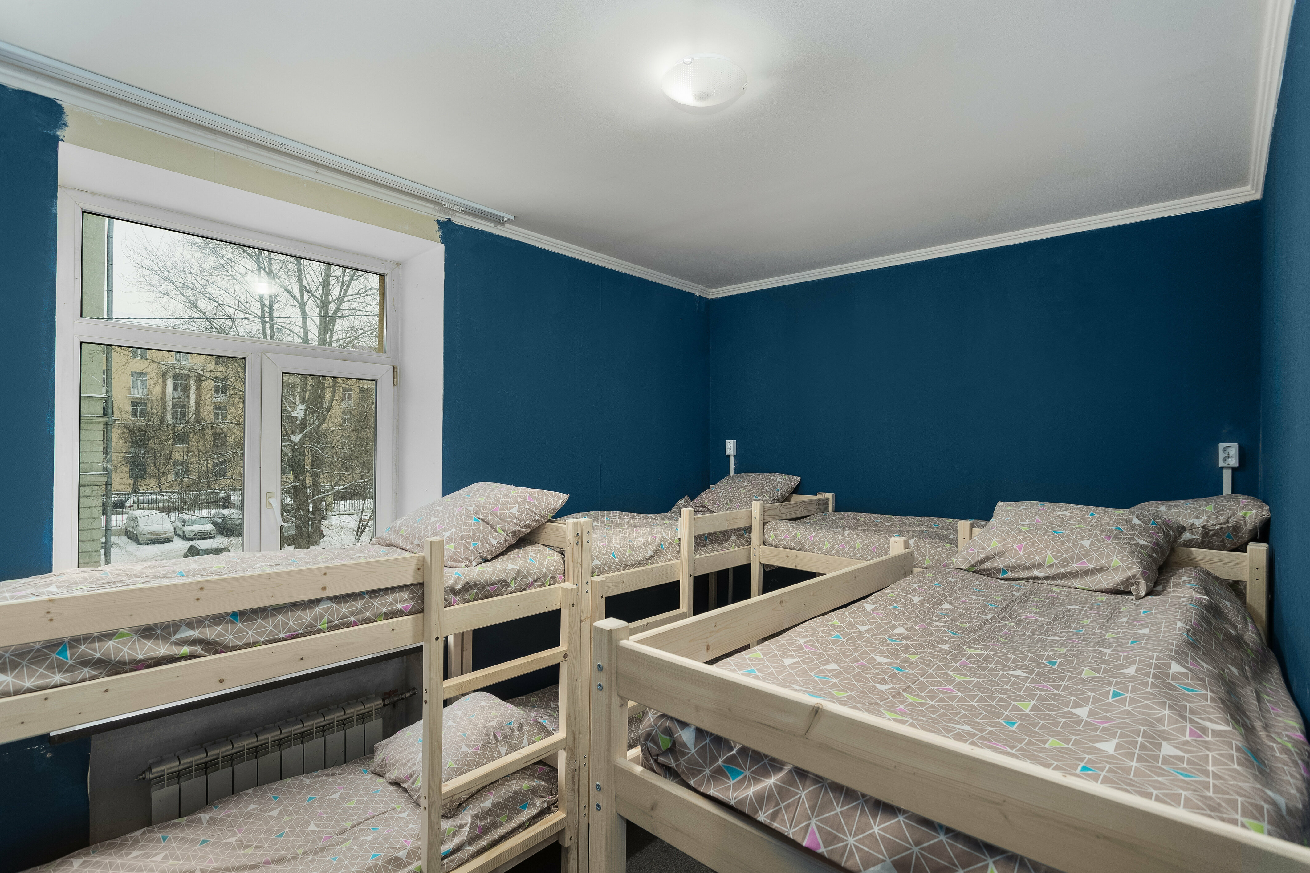 Спальное место на двухъярусной кровати в общем номере для мужчин