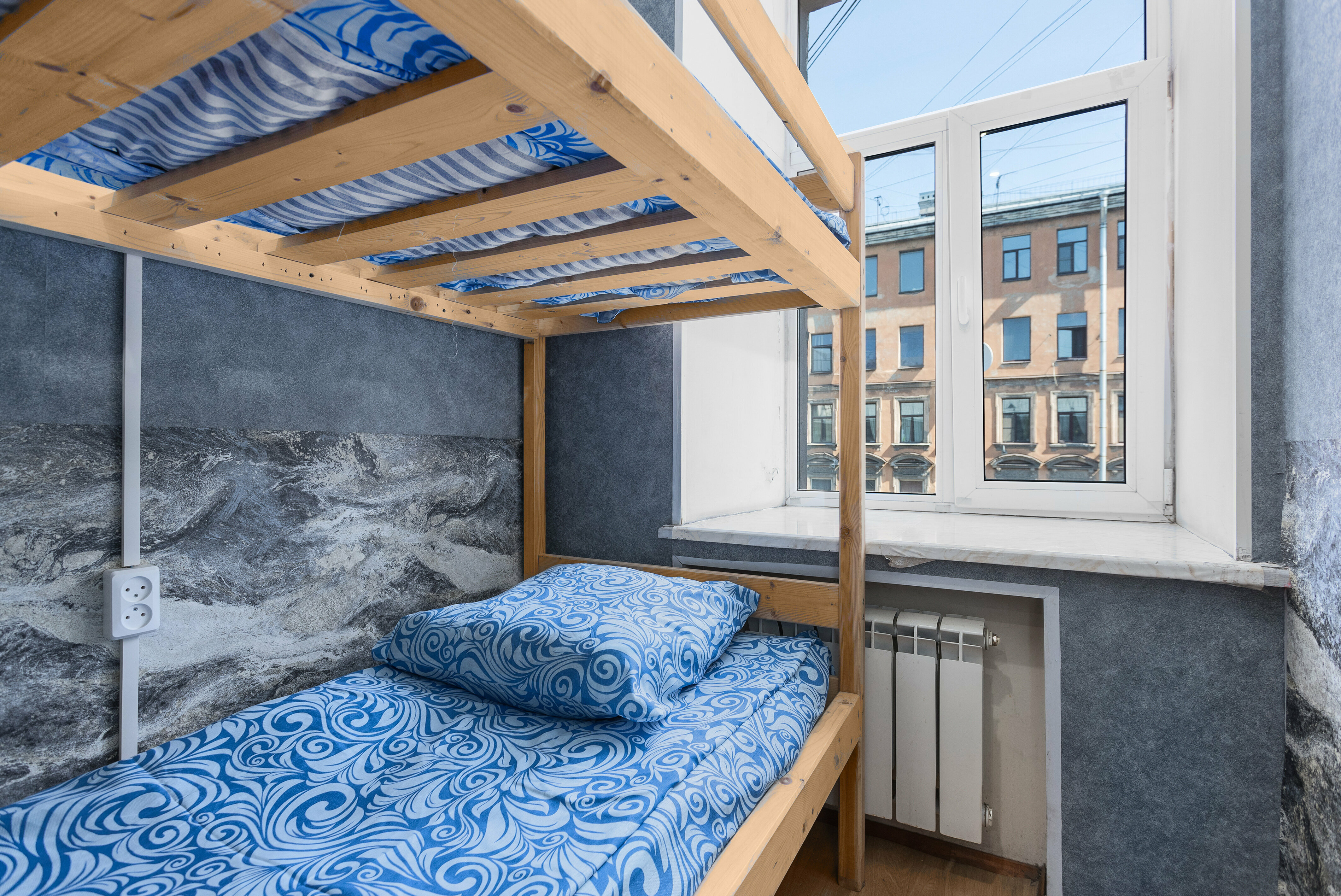 Спальное место на двухъярусной кровати в общем номере для мужчин и женщин