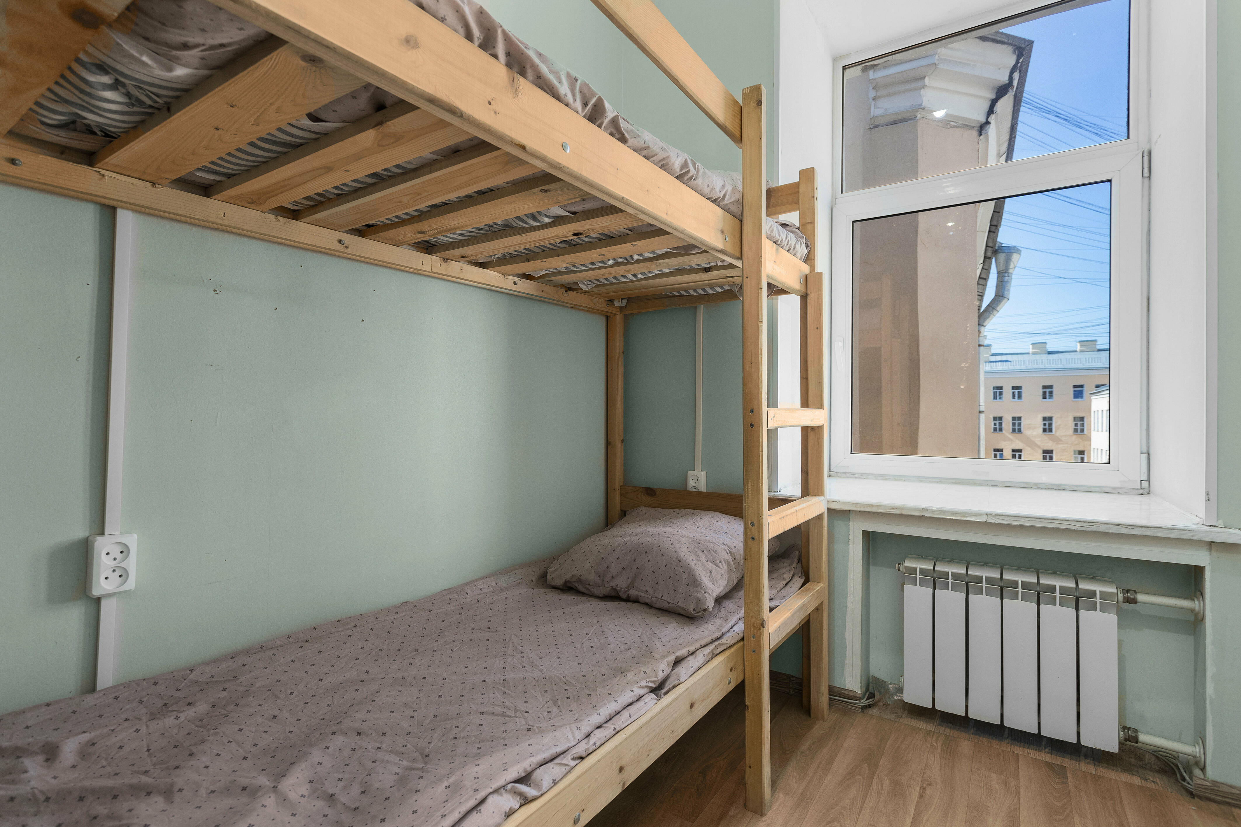 Спальное место на двухъярусной кровати в общем номере для женщин