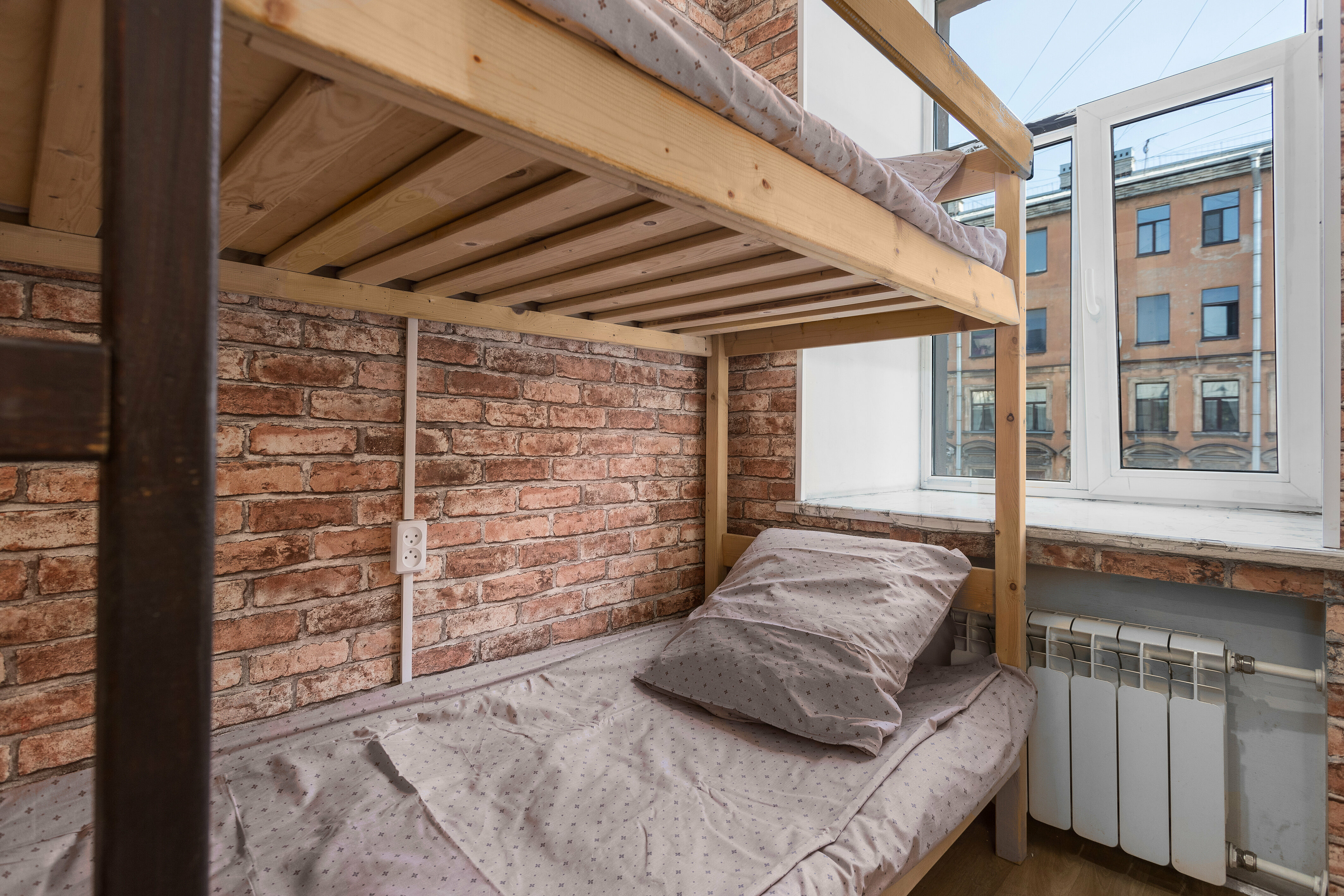 Спальное место на двухъярусной кровати в общем номере для мужчин и женщин