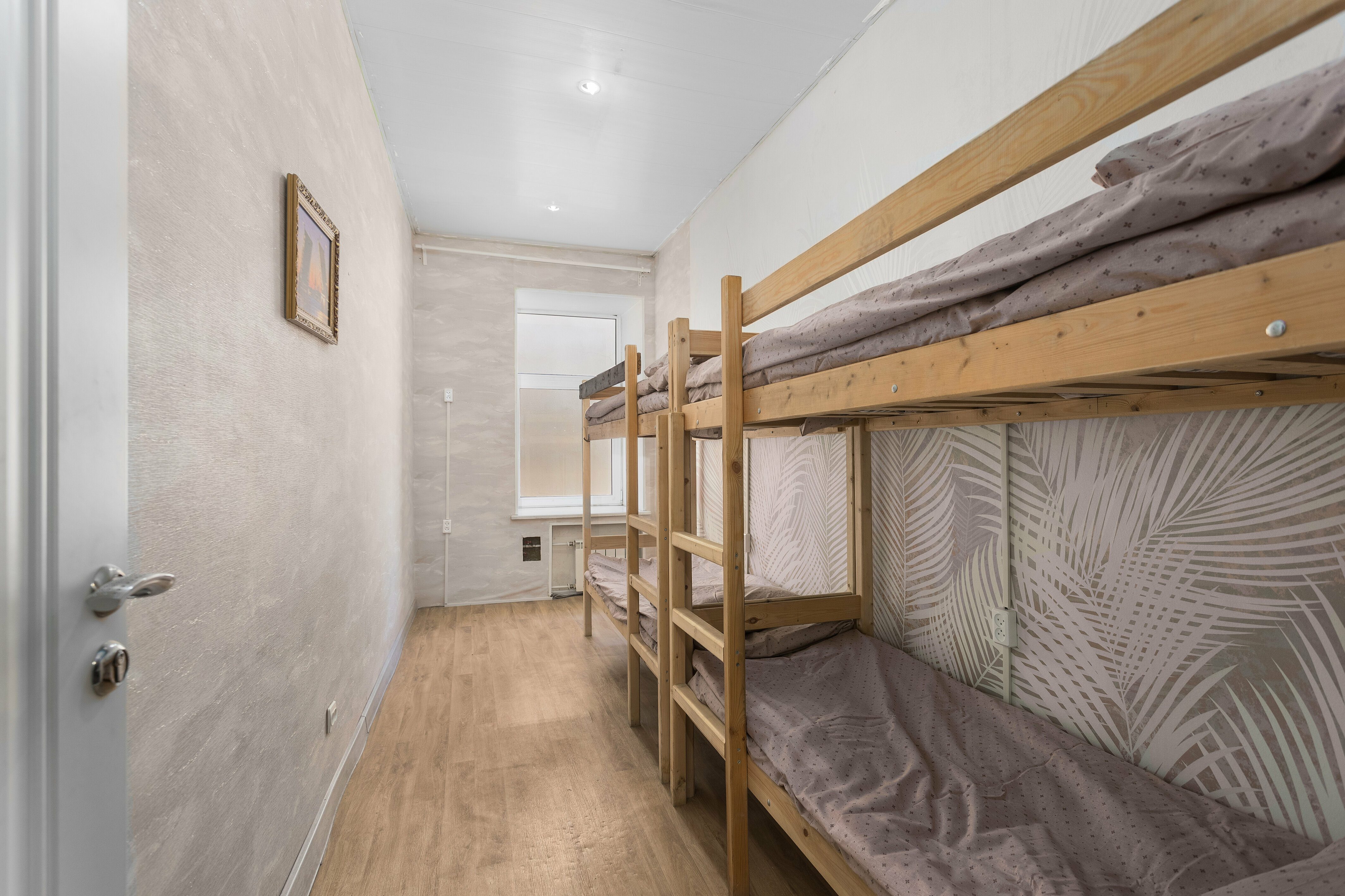 Спальное место на двухъярусной кровати в общем номере для женщин