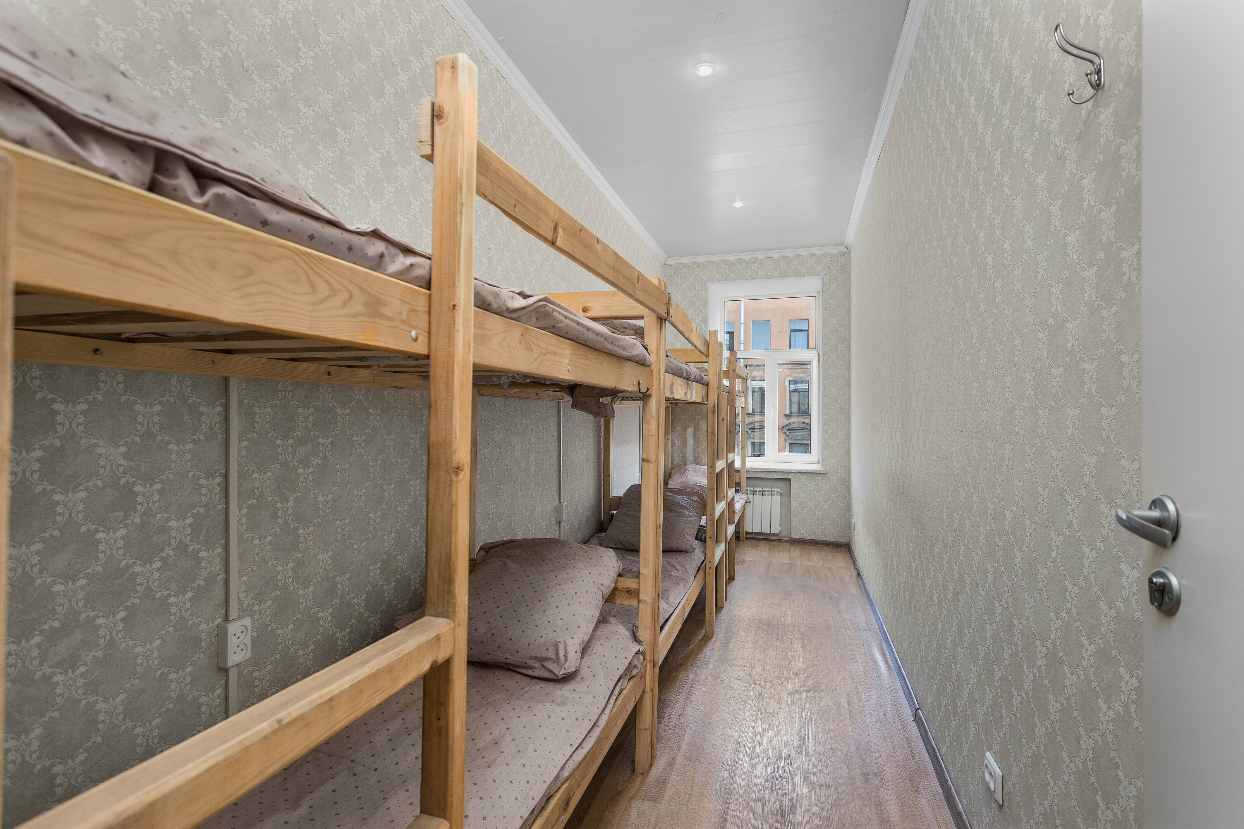 Спальное место на двухъярусной кровати в общем номере для мужчин и женщин