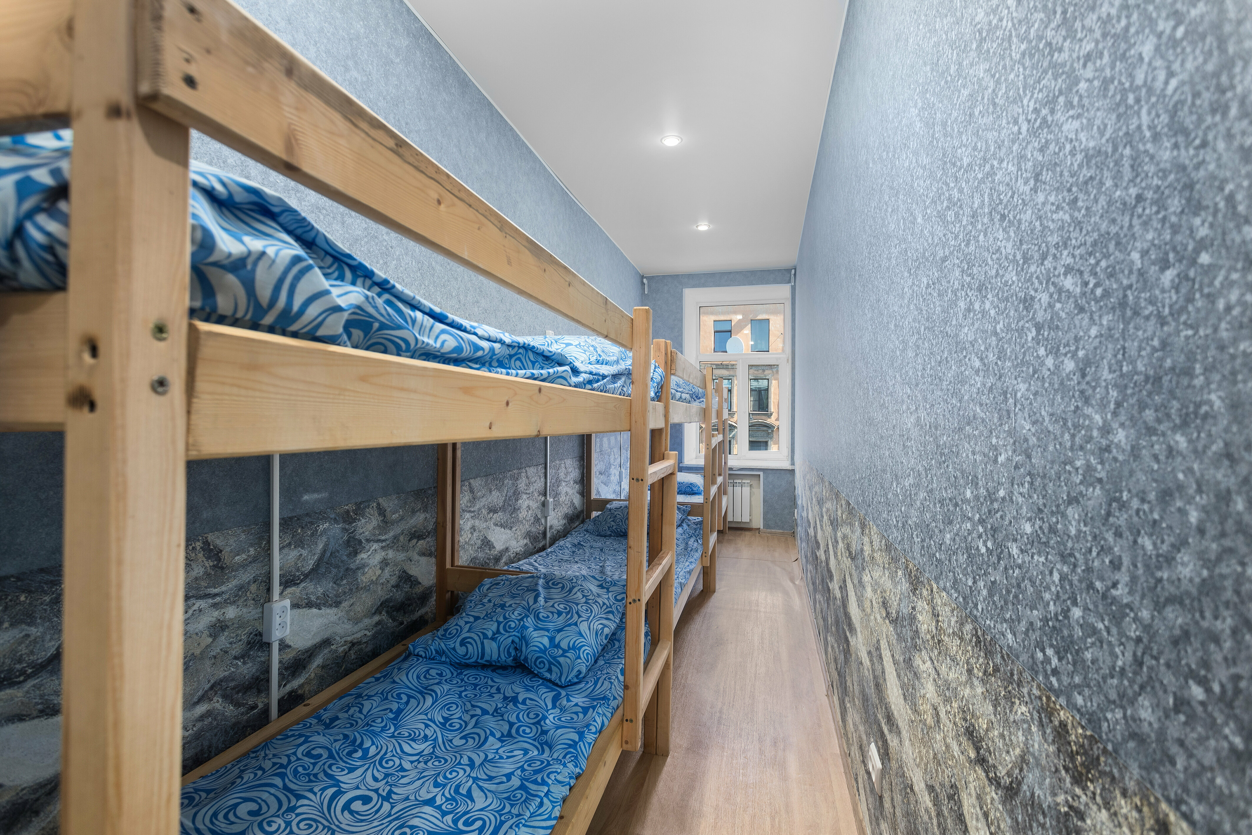 Спальное место на двухъярусной кровати в общем номере для мужчин и женщин