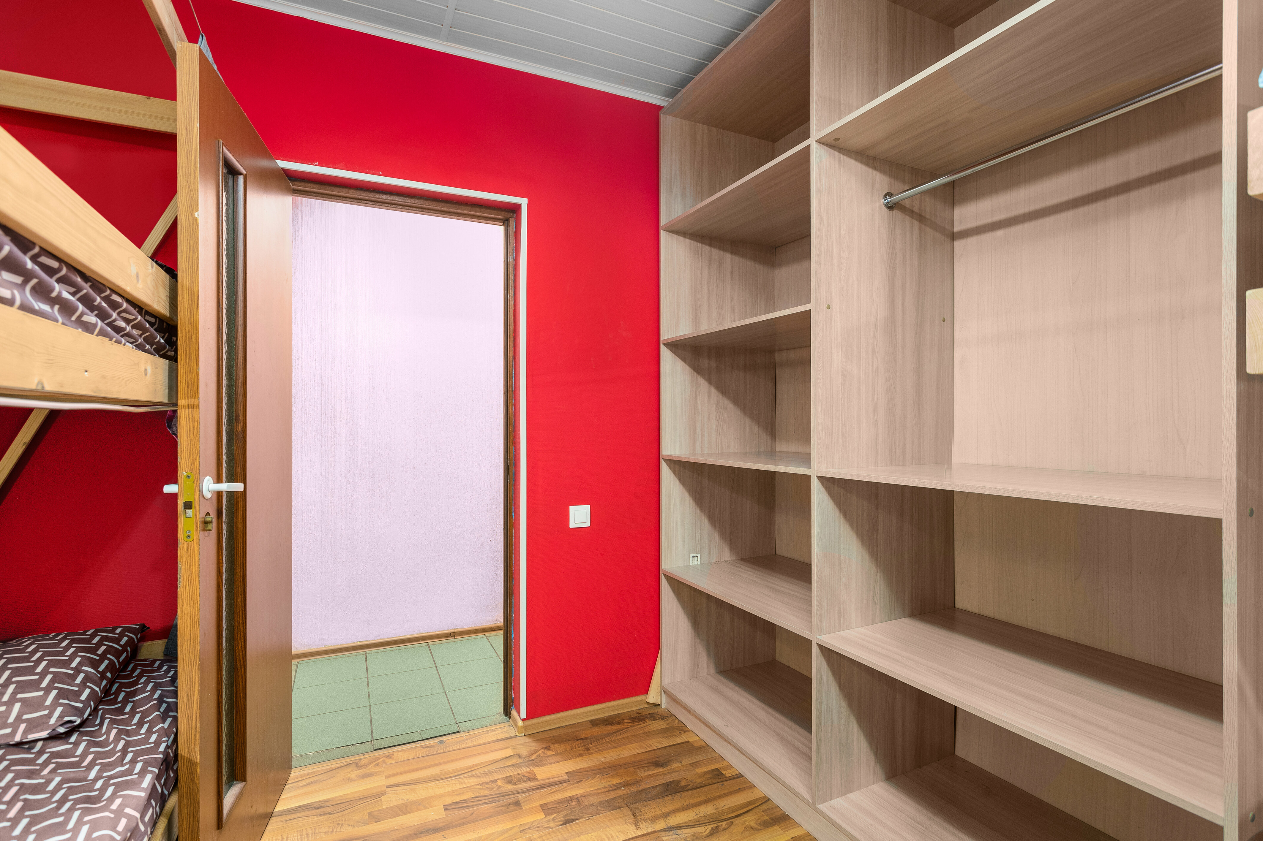 Спальное место на двухъярусной кровати в общем номере для мужчин и женщин