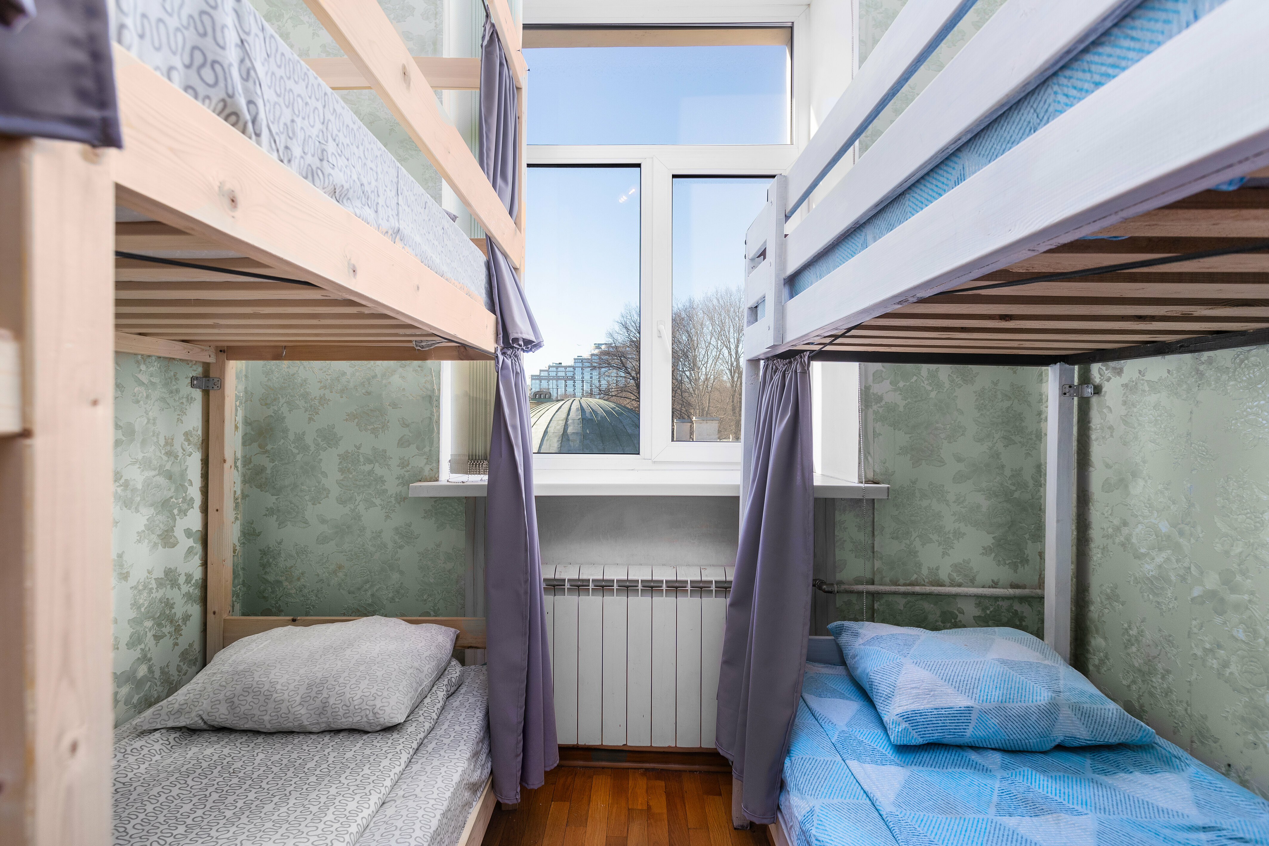 Спальное место на двухъярусной кровати в общем номере для мужчин и женщин