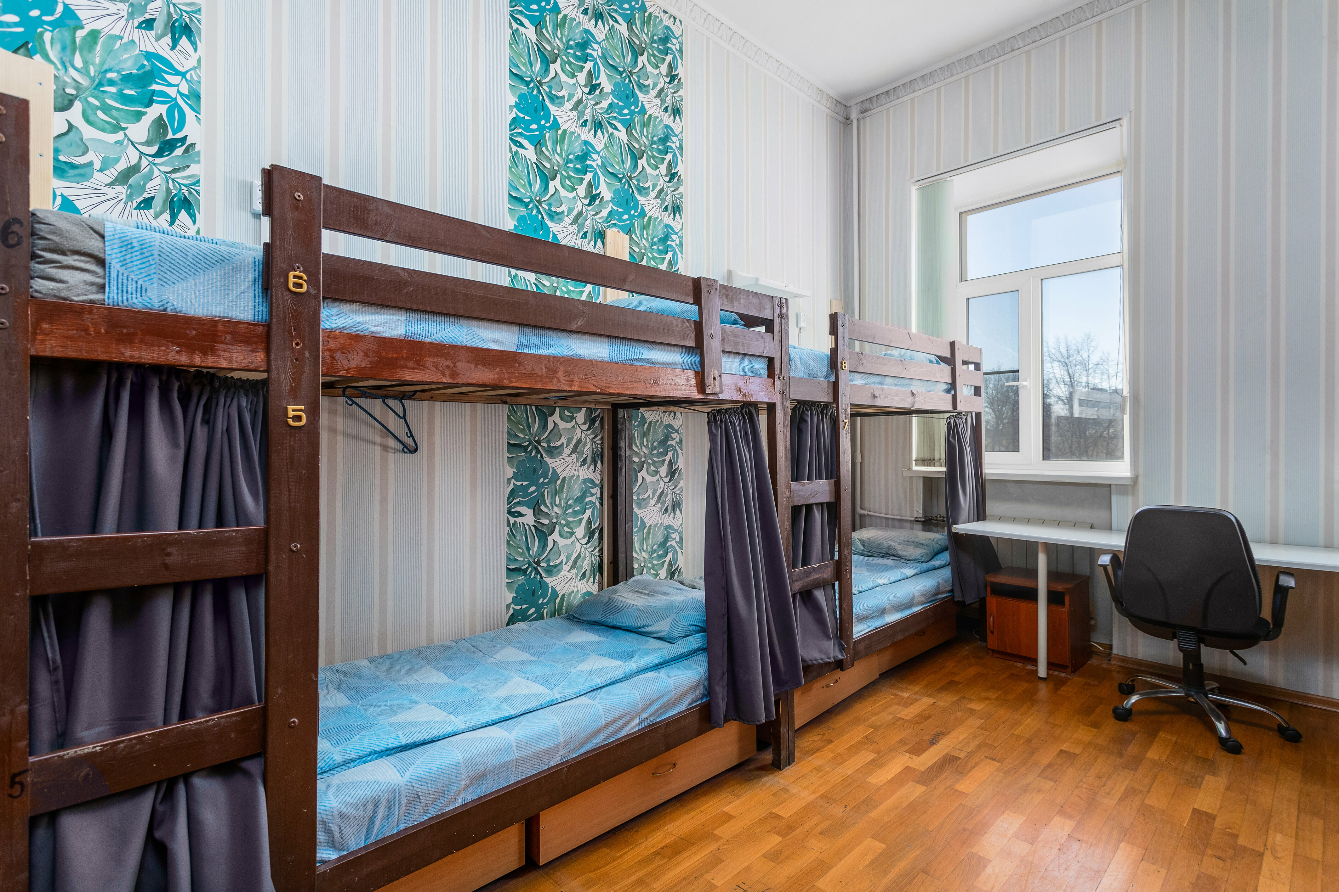 Спальное место на двухъярусной кровати в общем номере для мужчин и женщин