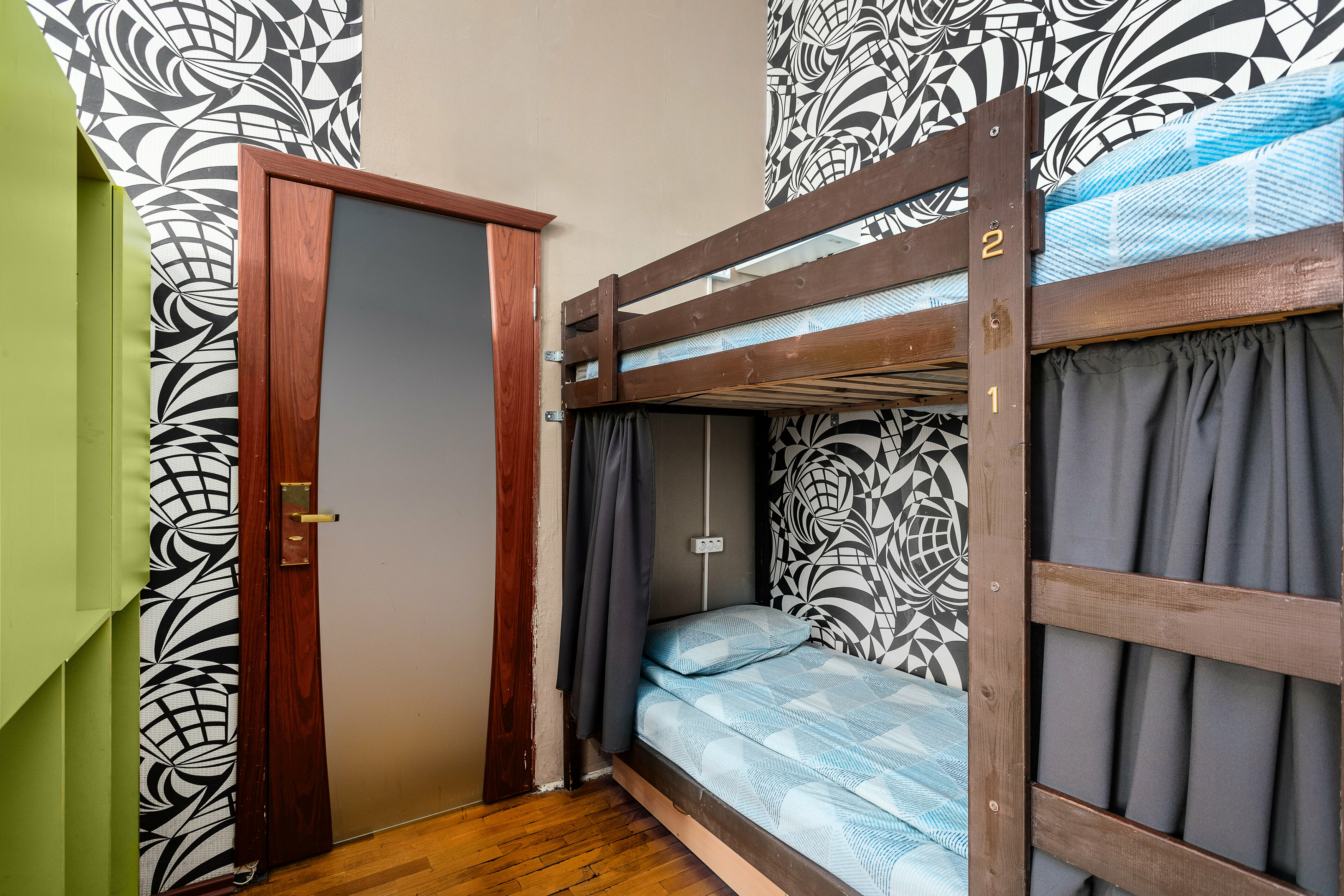 Спальное место на двухъярусной кровати в общем номере для мужчин и женщин