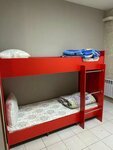 Односпальная кровать в общем номере в Ред