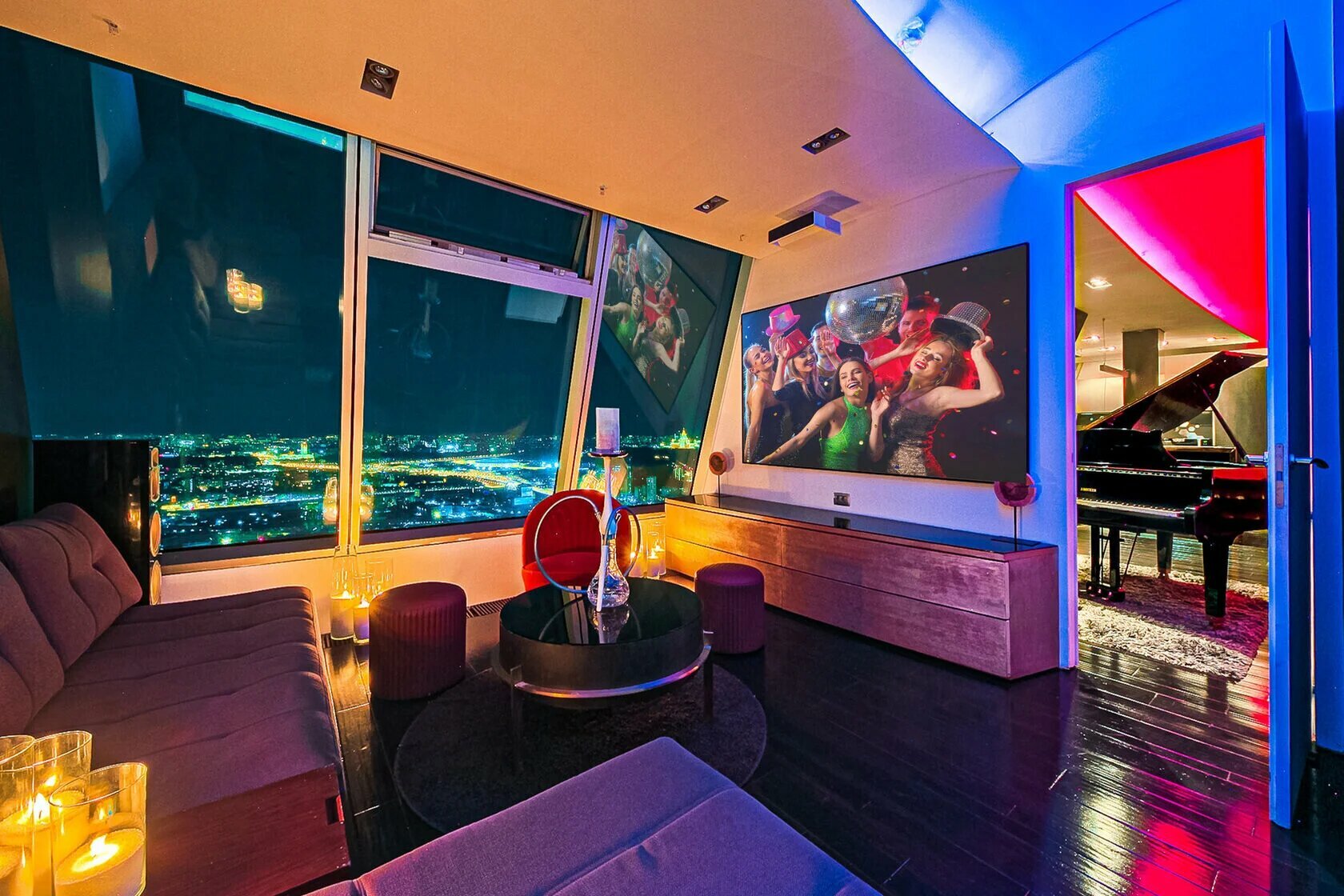 "Sky Empire — DJ-апартаменты на 57-м этаже башни Империя с видом на центр, мощной акустикой и караоке."