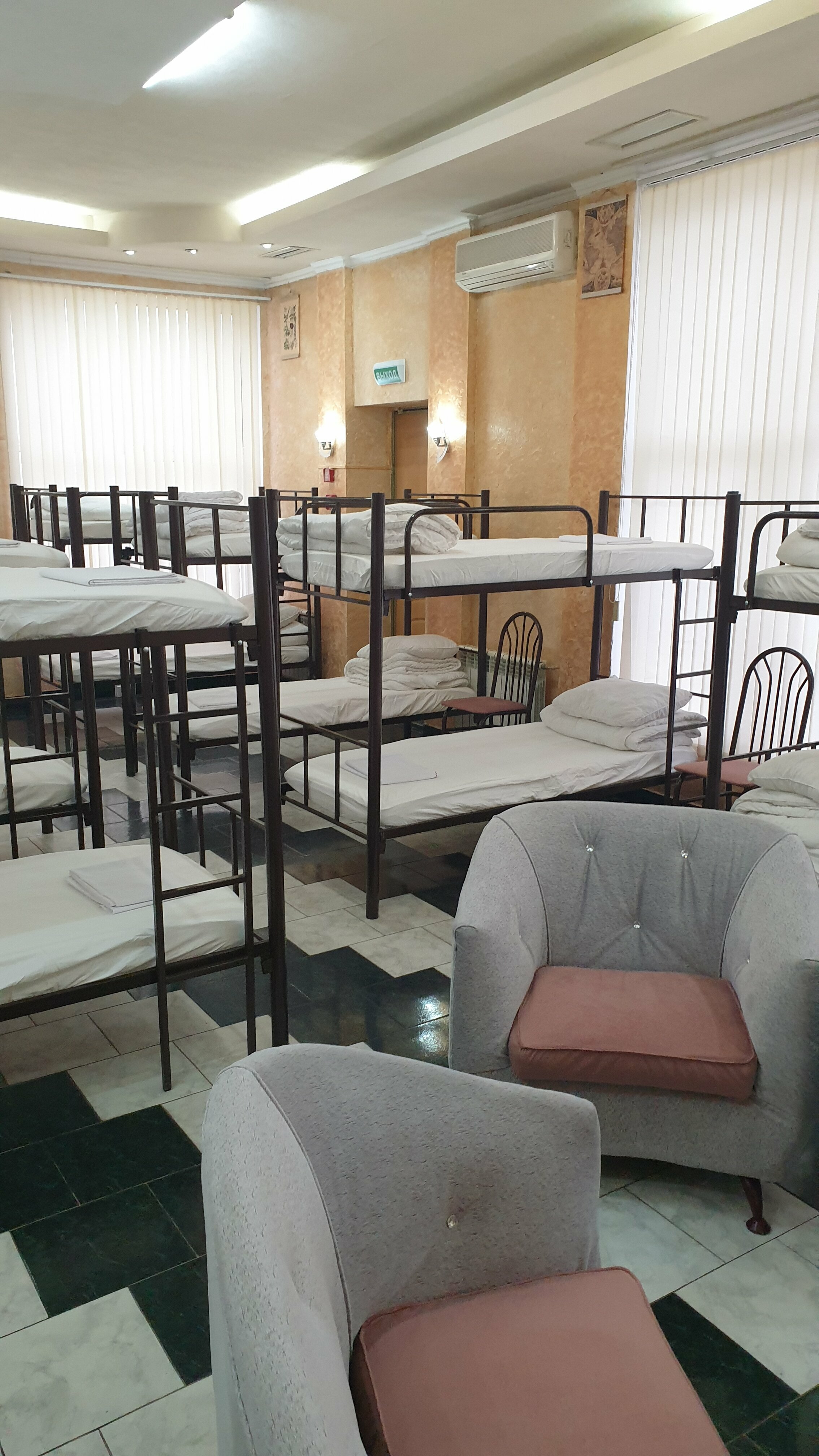 Спальное место на двухъярусной кровати в общем номере для мужчин и женщин