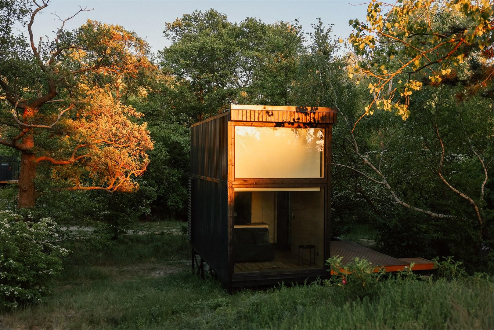 Большой Хитте с террасой и панорамным окном | красивый вид на дюны, сквозь которые частично видно море