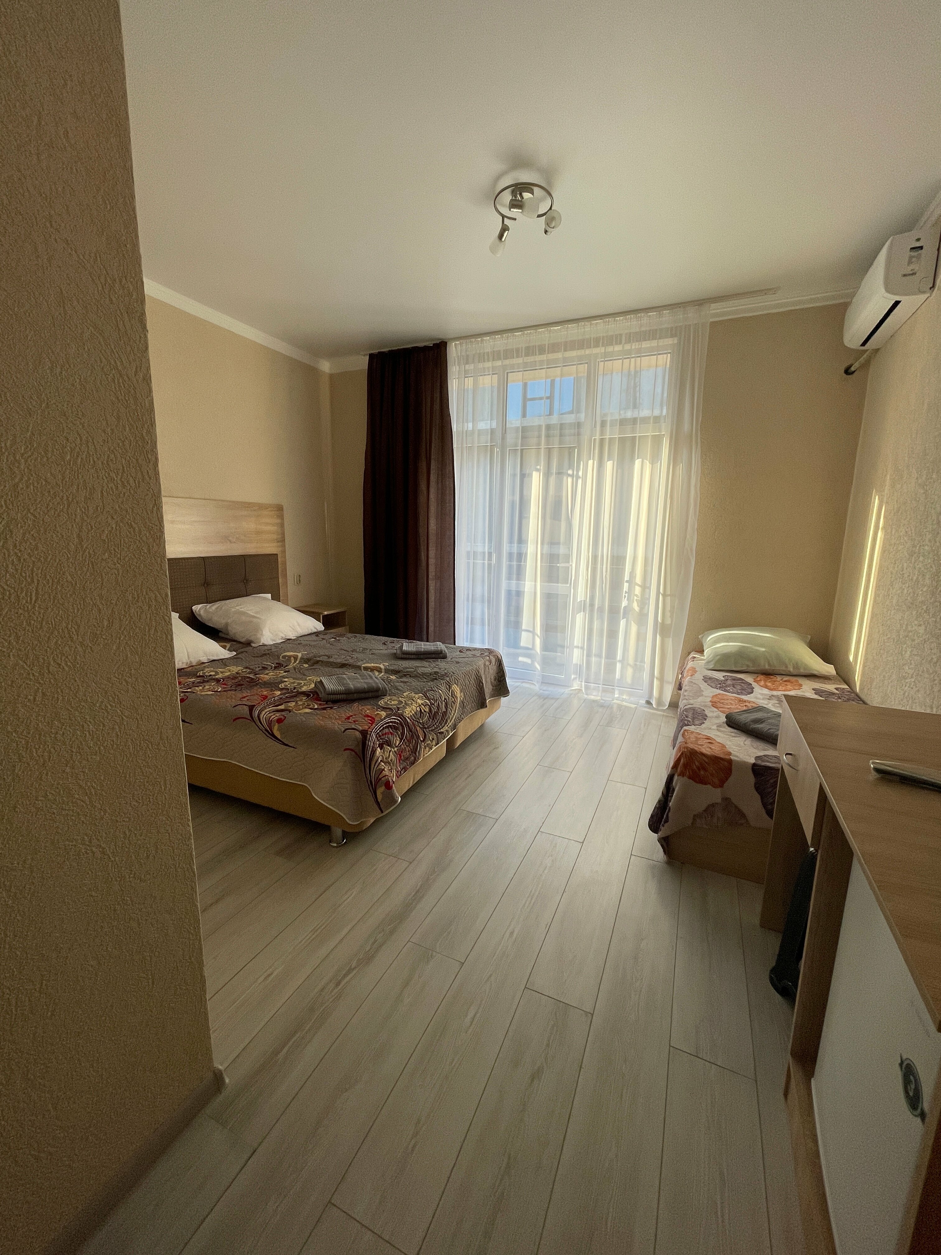 Трехместный номер с балконом