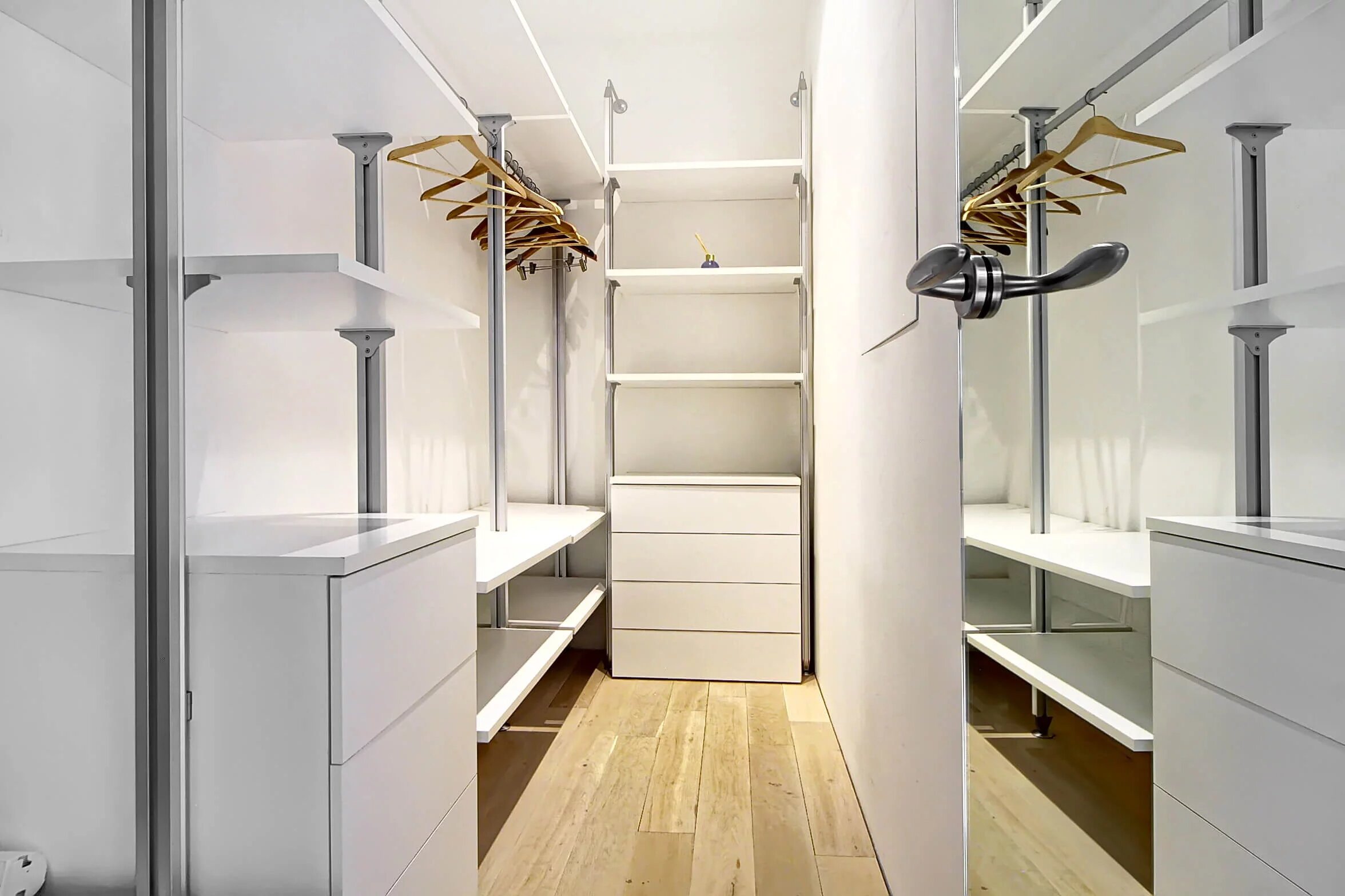 "SKY LIGHT" — Апартаменты-студия в башне "Империя", с космическим видом и кинотеатром на 57м этаже.