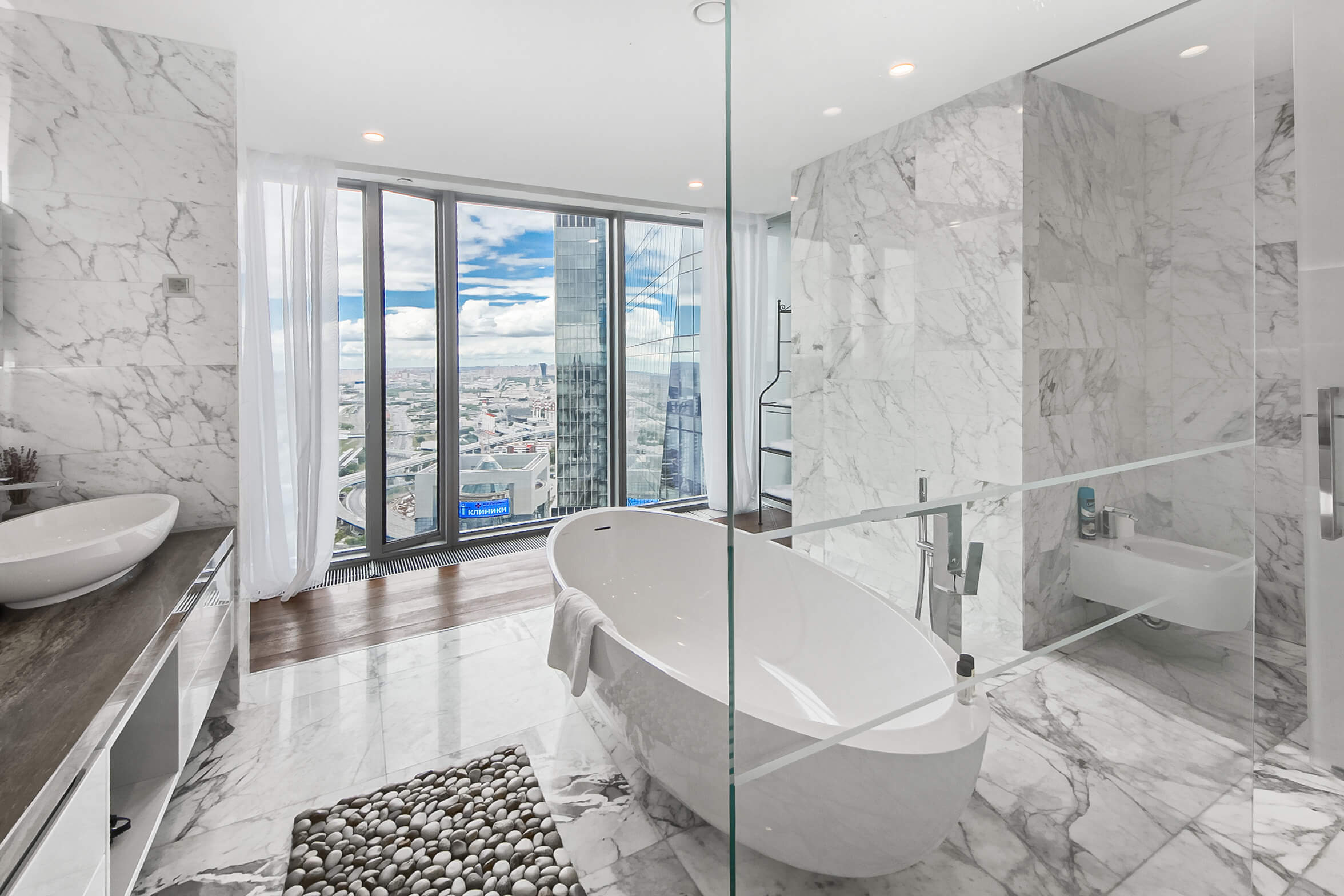 "SKY LOUNGE" — угловые панорамные апартаменты на 43-м этаже башни "ОКО" с кинотеатром и открытой ванной.