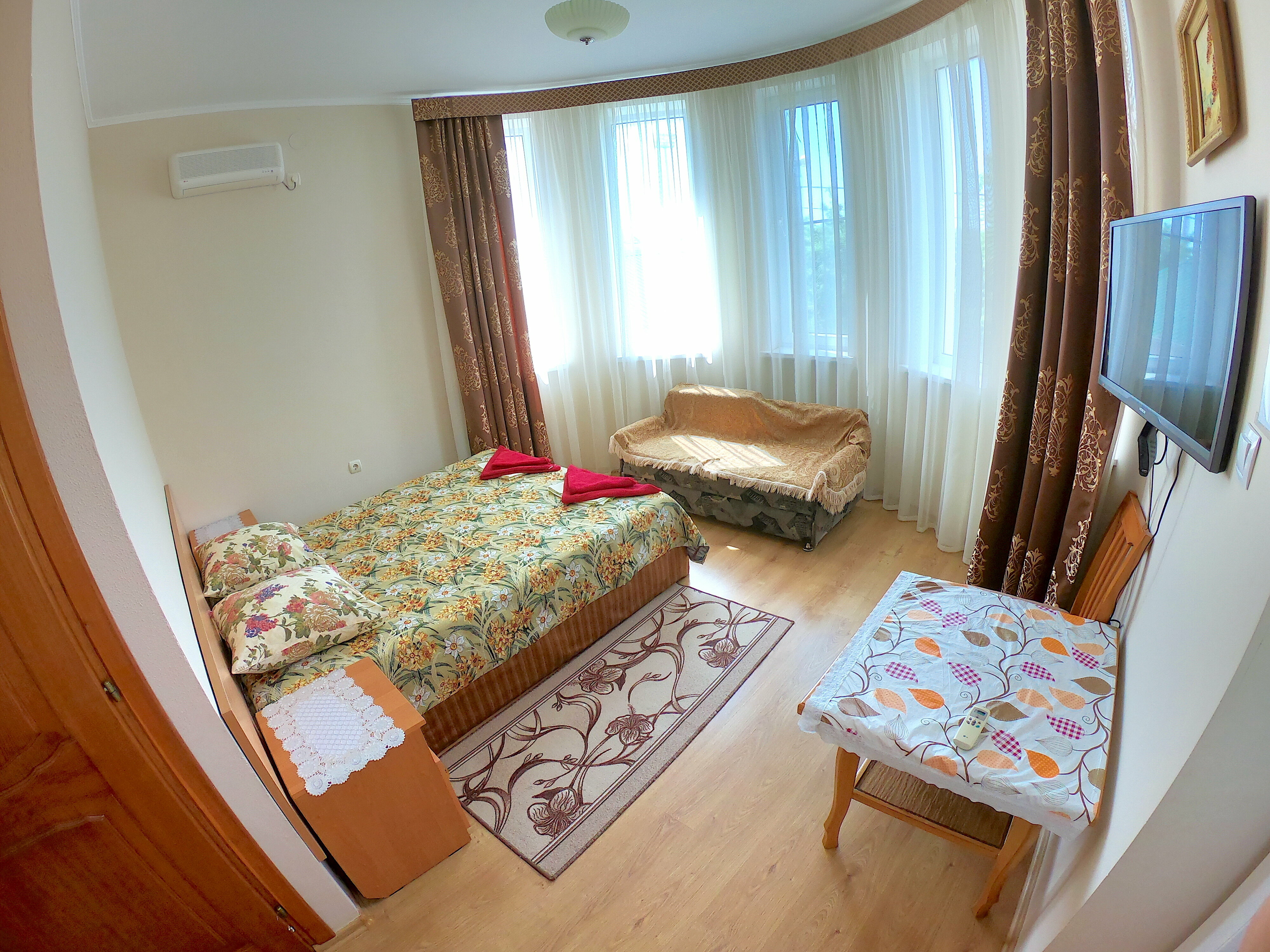 Трехместный номер с собственной ванной комнатой