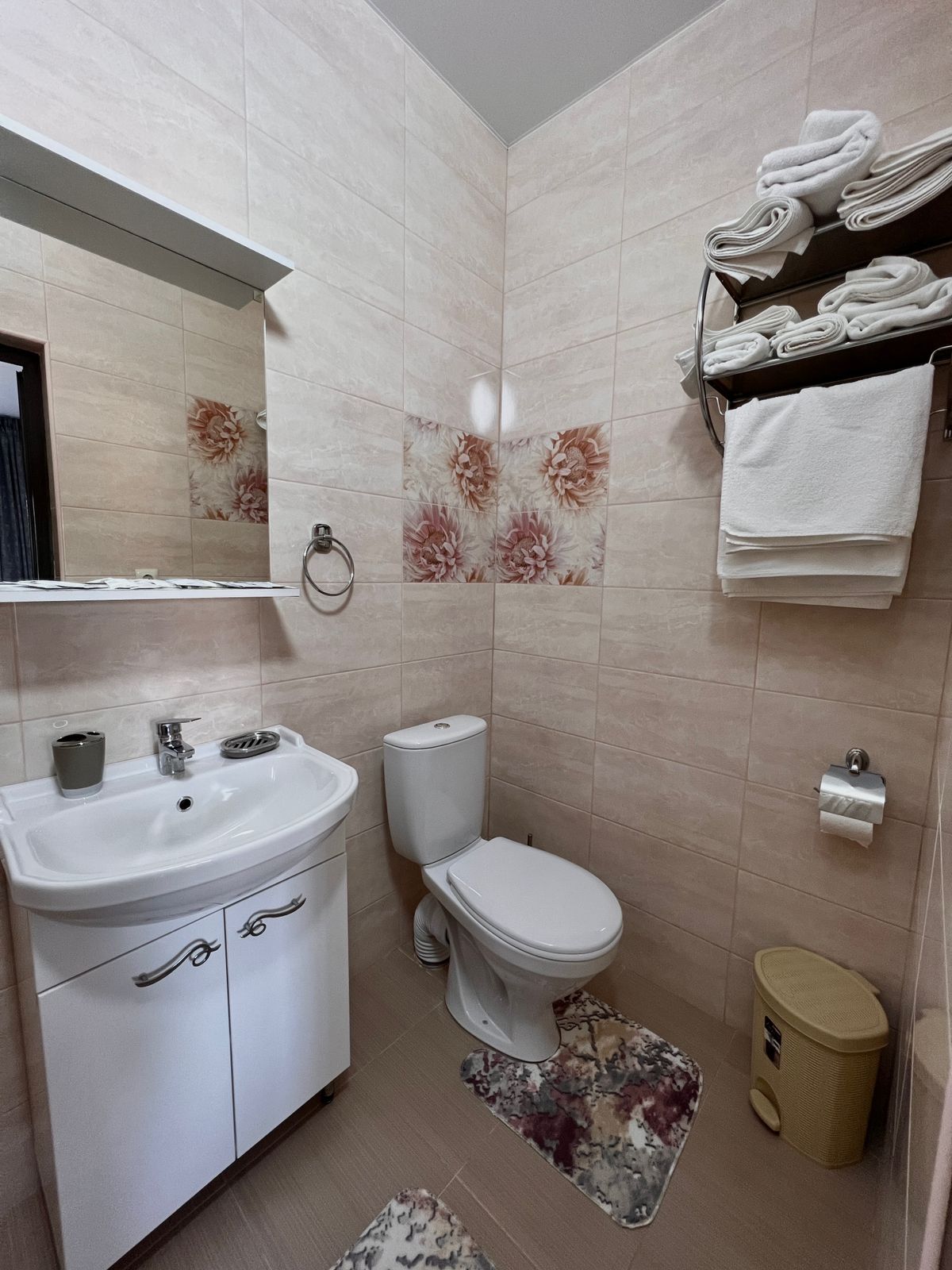 Трехместный номер с видом на горы