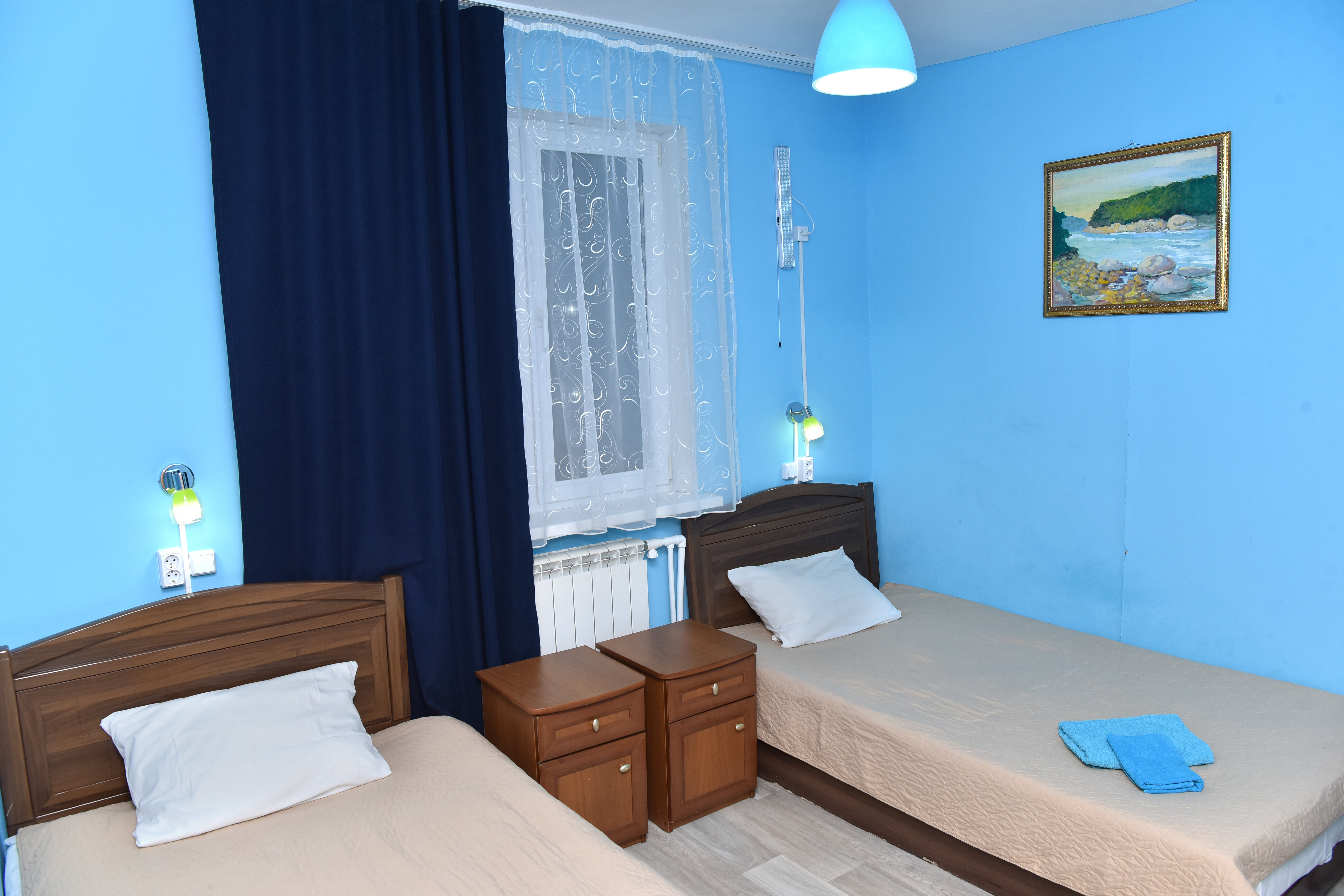 Односпальная кровать в общем номере для мужчин и женщин