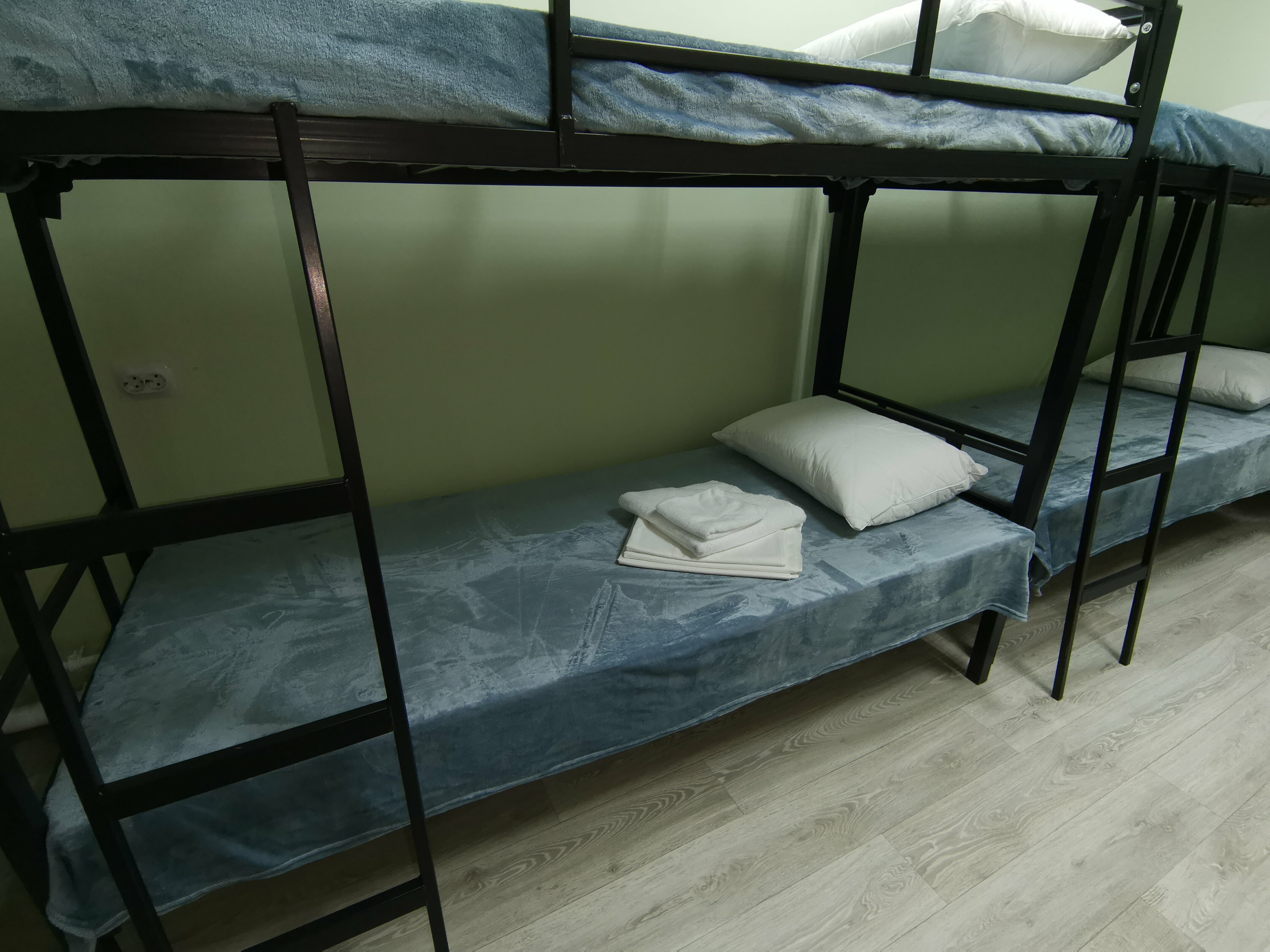 Кровать в общем номере для мужчин