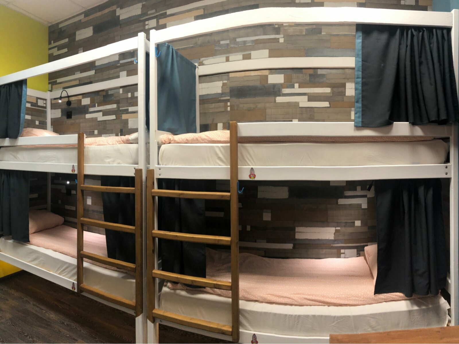 Кровать в общем 6-местном номере для мужчин и женщин