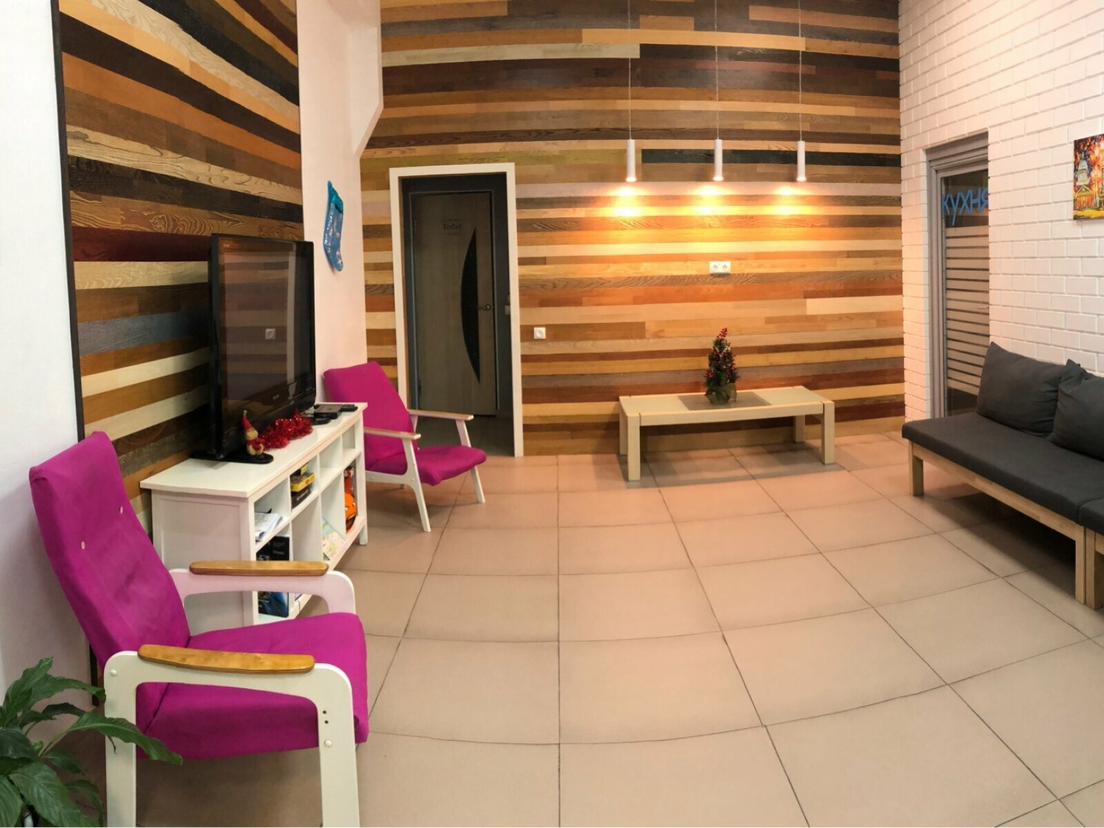 Кровать в общем 6-местном номере для мужчин и женщин