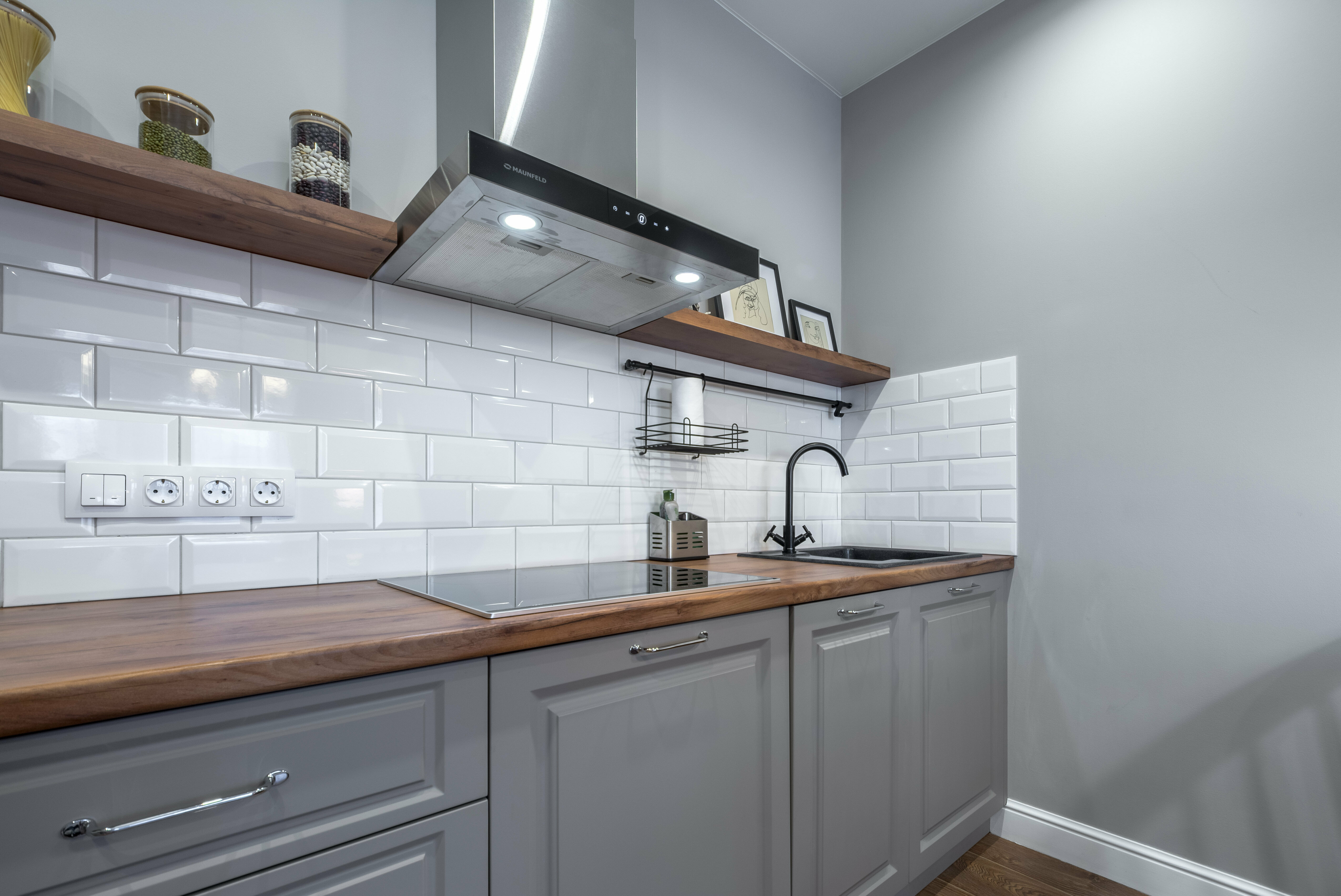 Люкс со спальней и кухней-гостиной, с видом на две стороны (на город и на внутренний дворик)