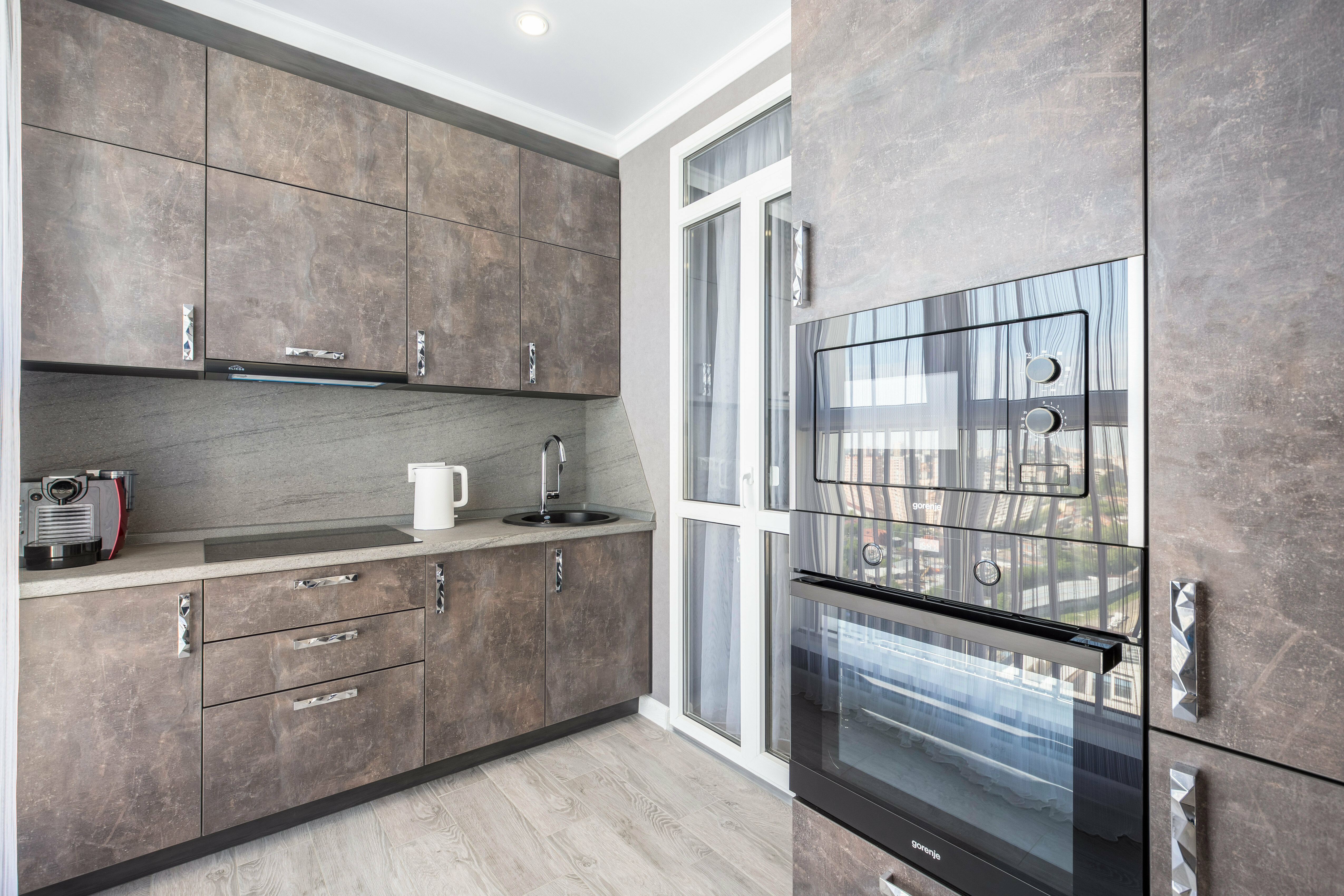 Апартаменты (спальня + гостиная + кухня-столовая + гардеробная, вид на  город) с большой станцией "Алиса" и кофемашиной.