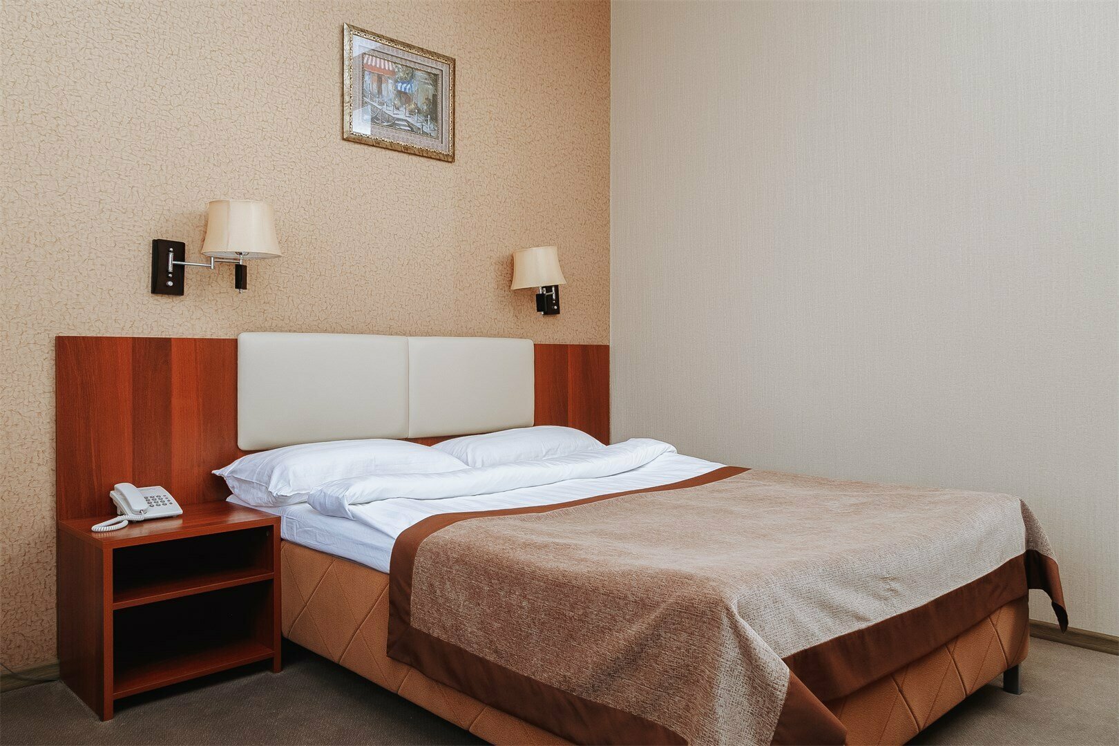 Номер первой категории (с видом во двор с двуспальной кроватью)