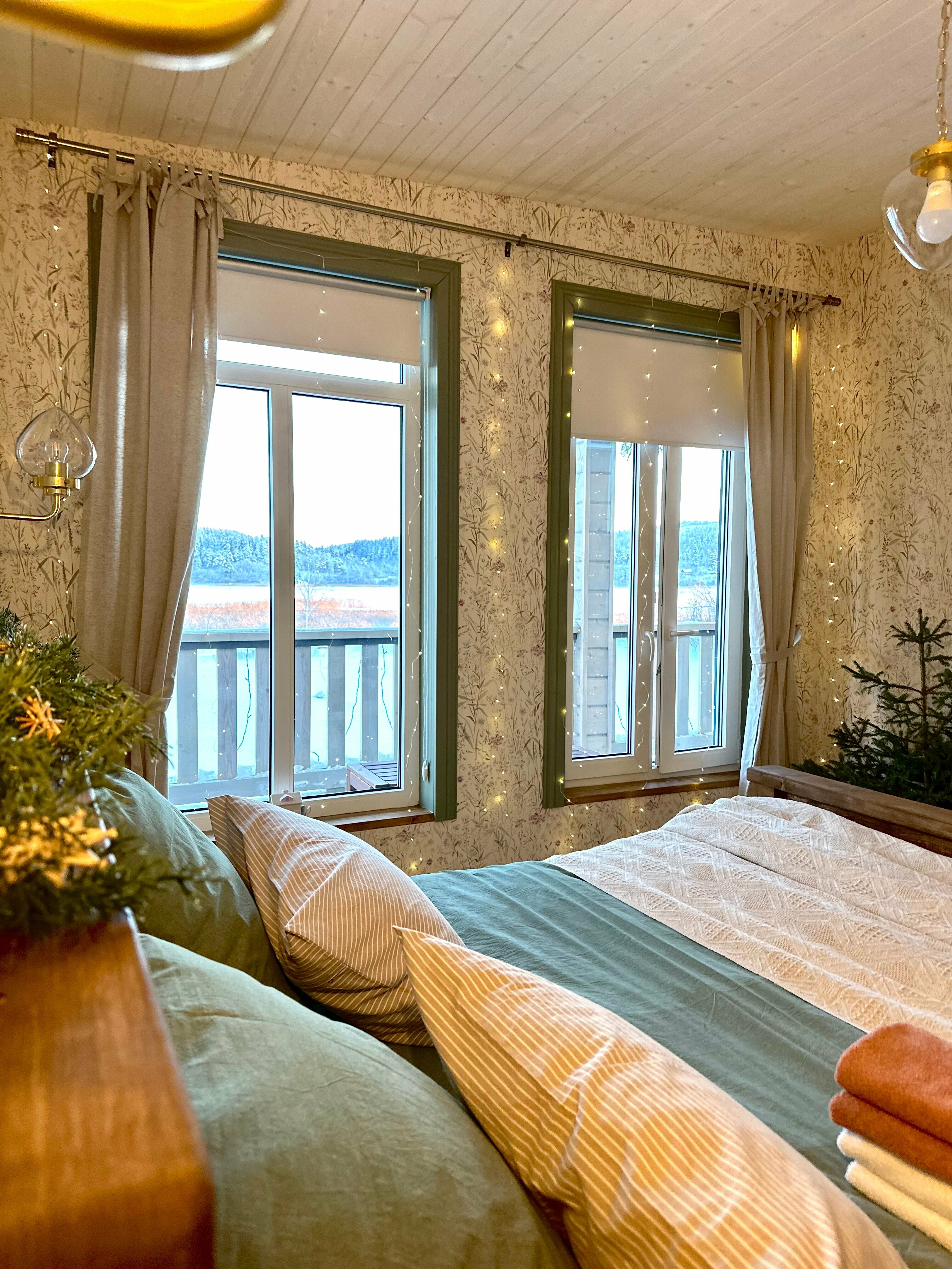 Семейный номер с видом на озеро