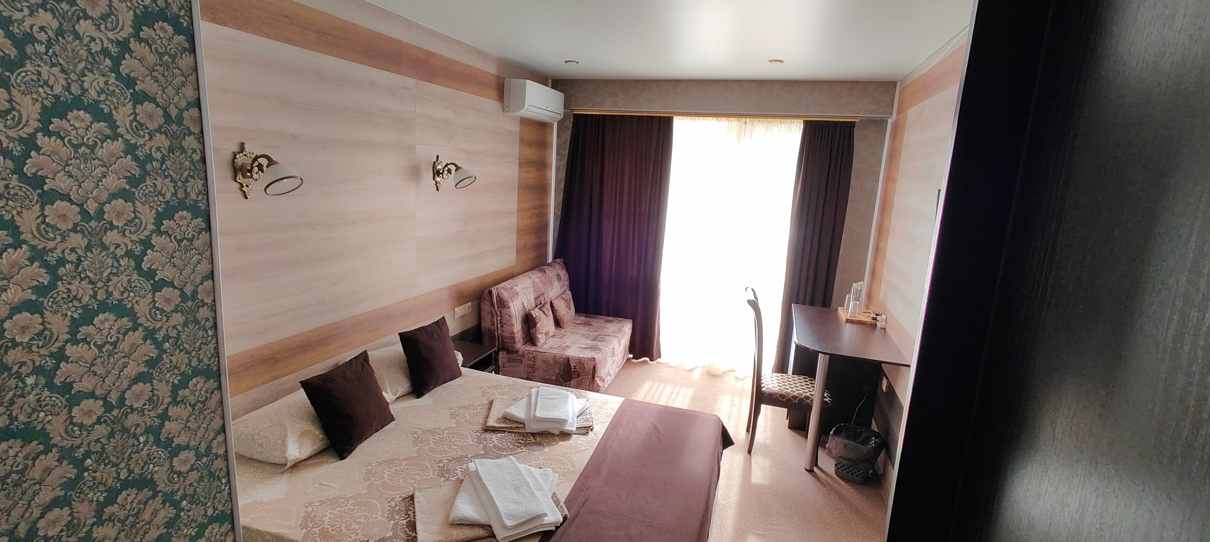 Трехместный номер с балконом