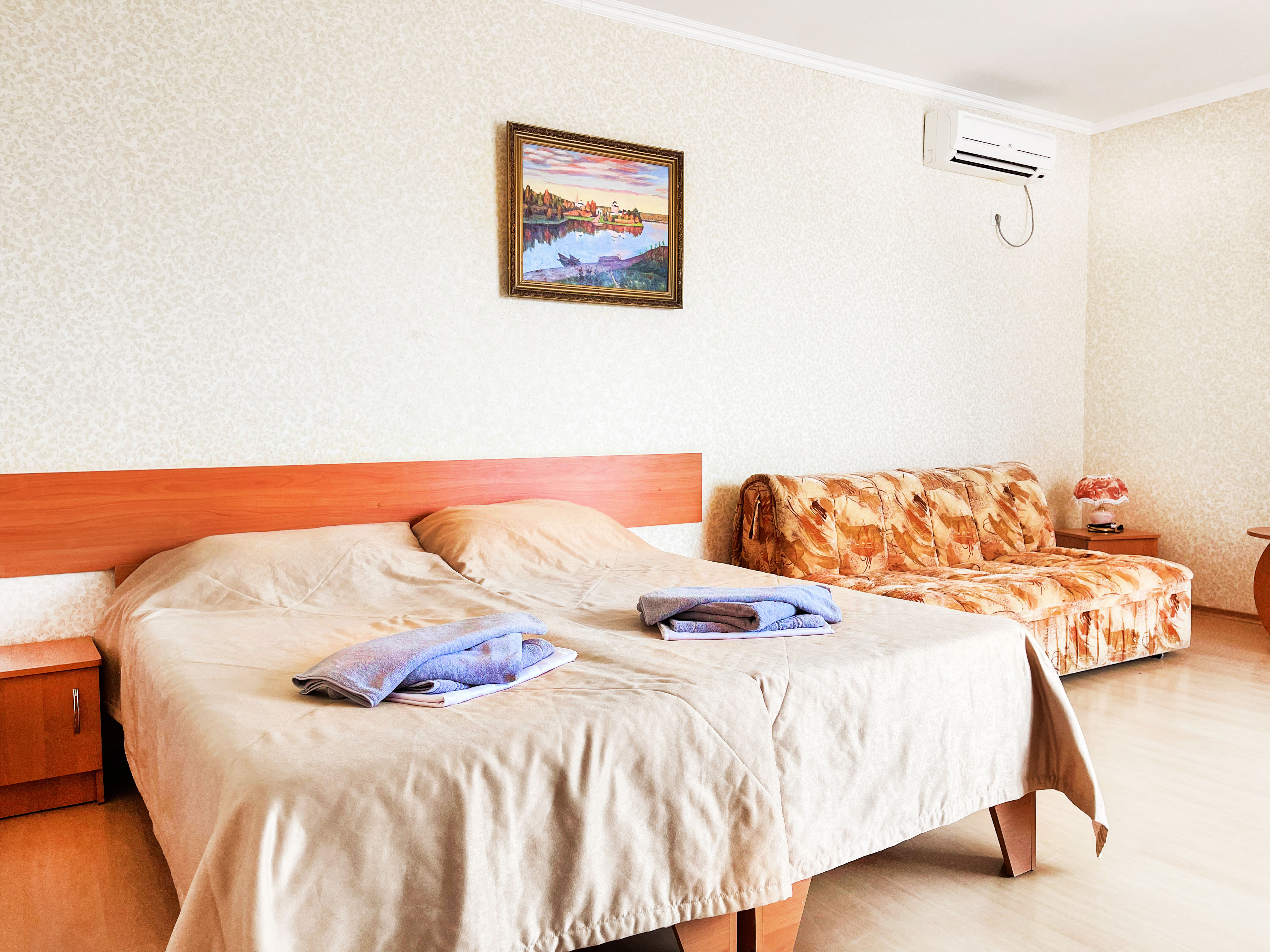 Семейный номер с боковым видом на море