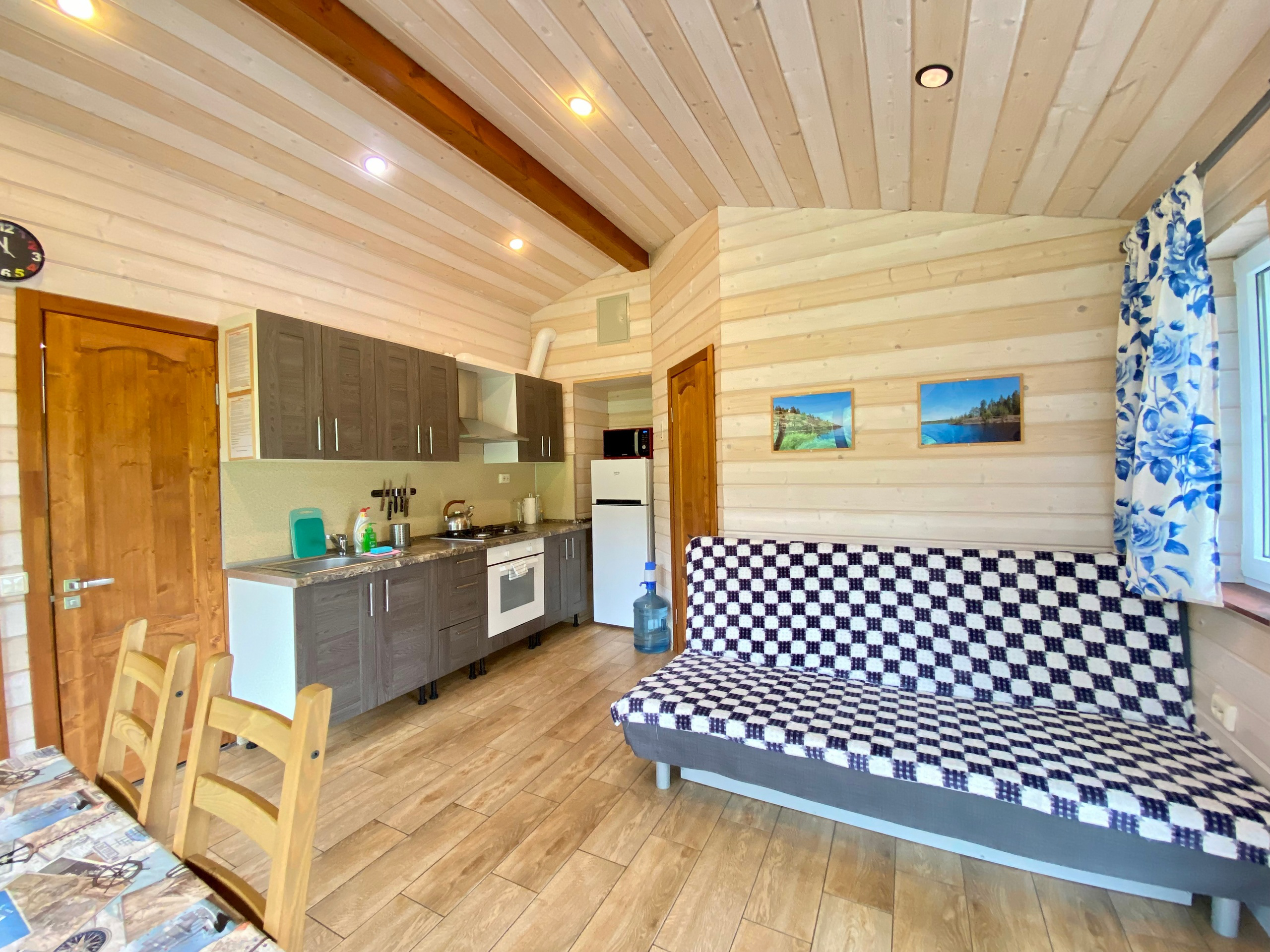 Коттедж с панорамным остеклением, с сауной, на 4х гостей.