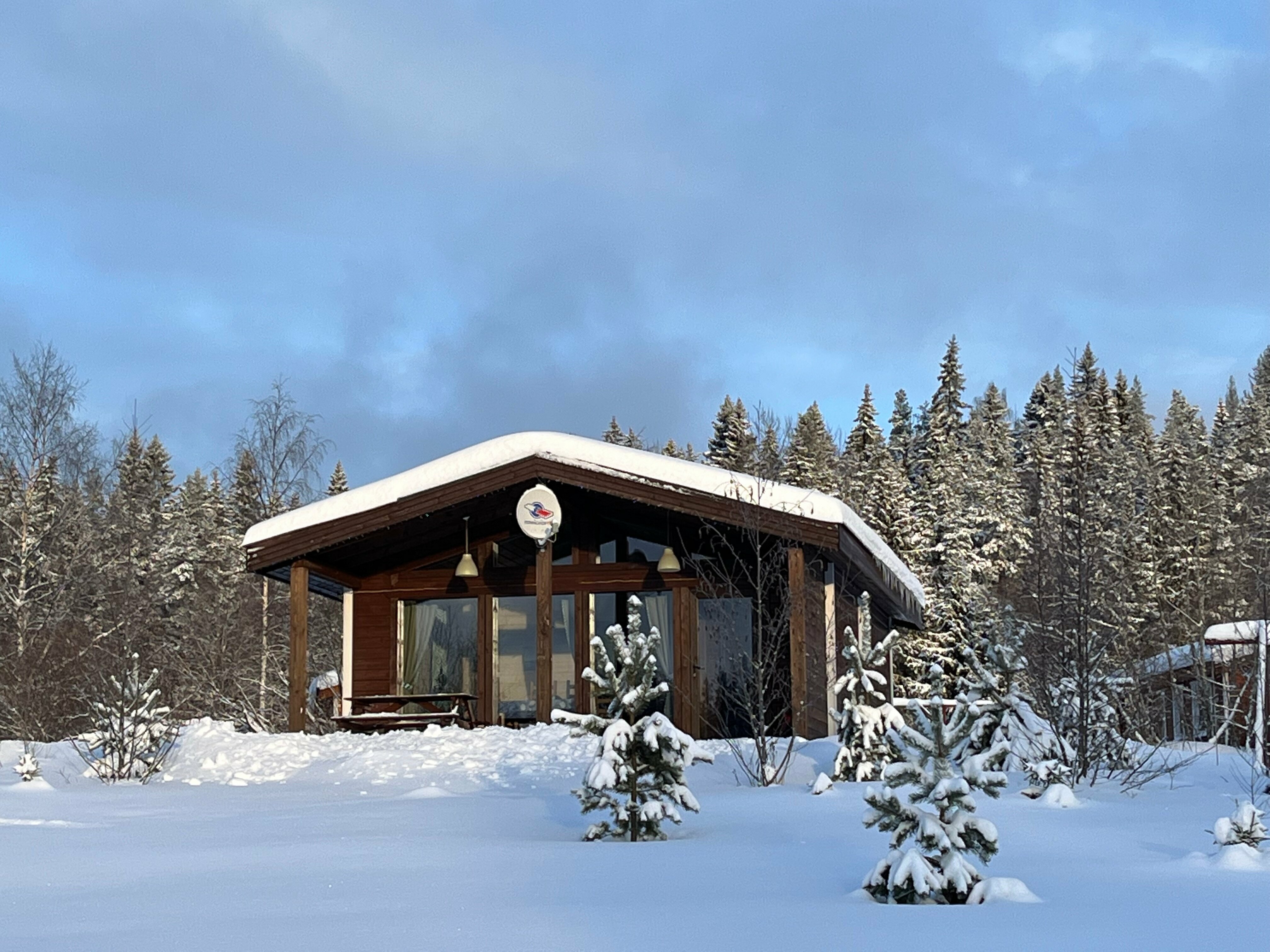 Коттедж с панорамным остеклением, с сауной, на 4х гостей.