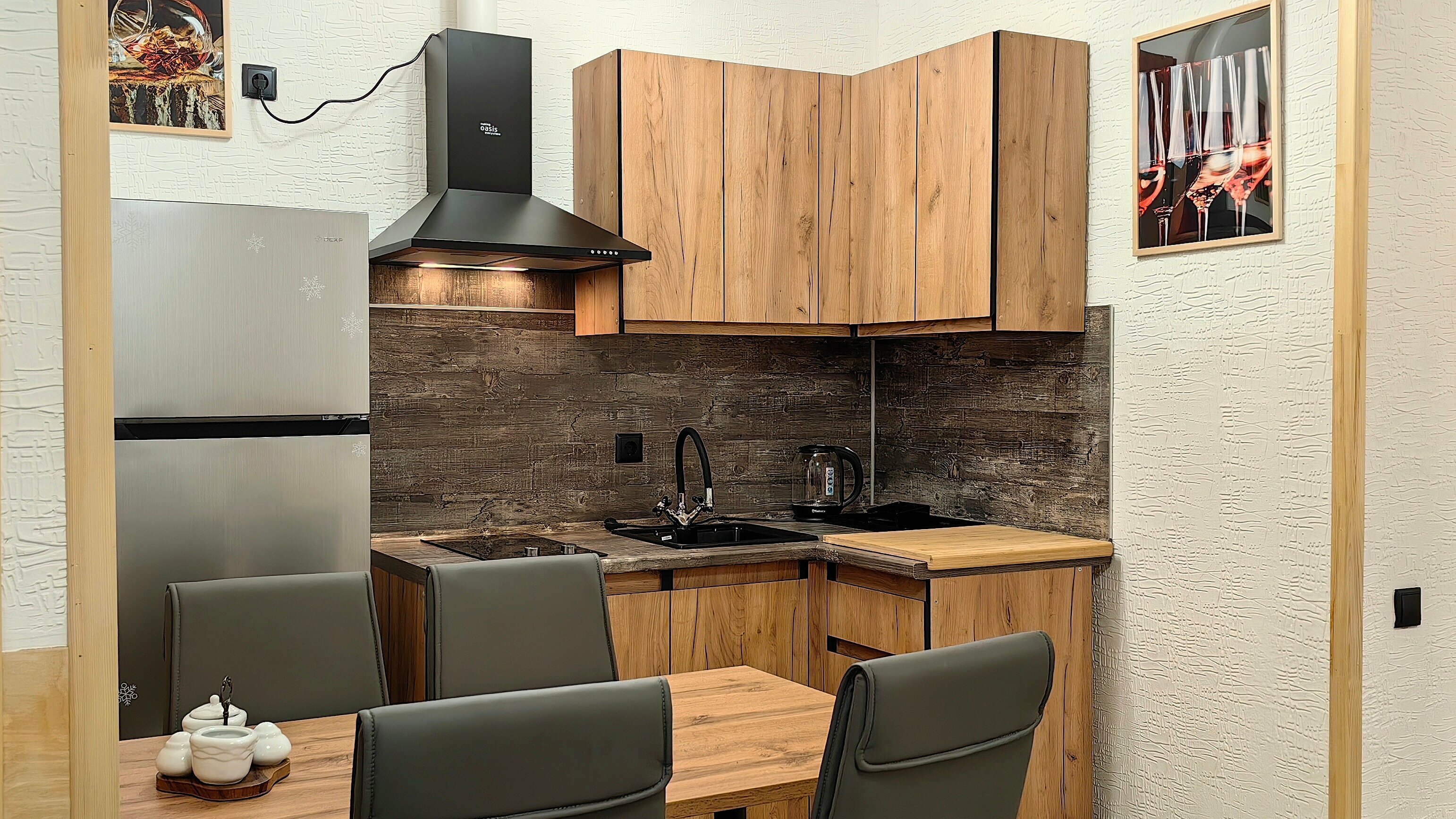 Домик с беседкой и мангалом в лесу