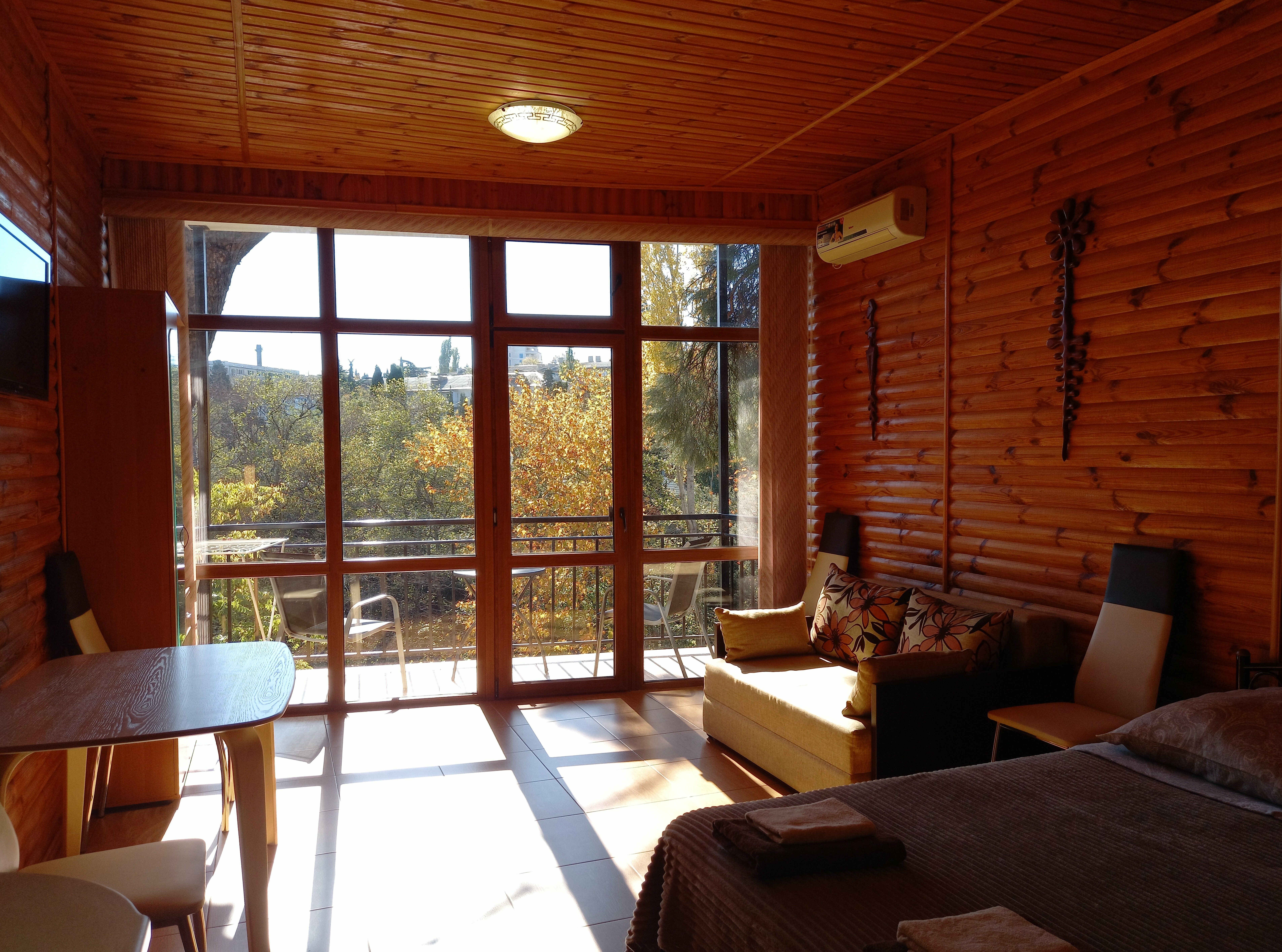 Студия сбалкономи панорамнымиокнами