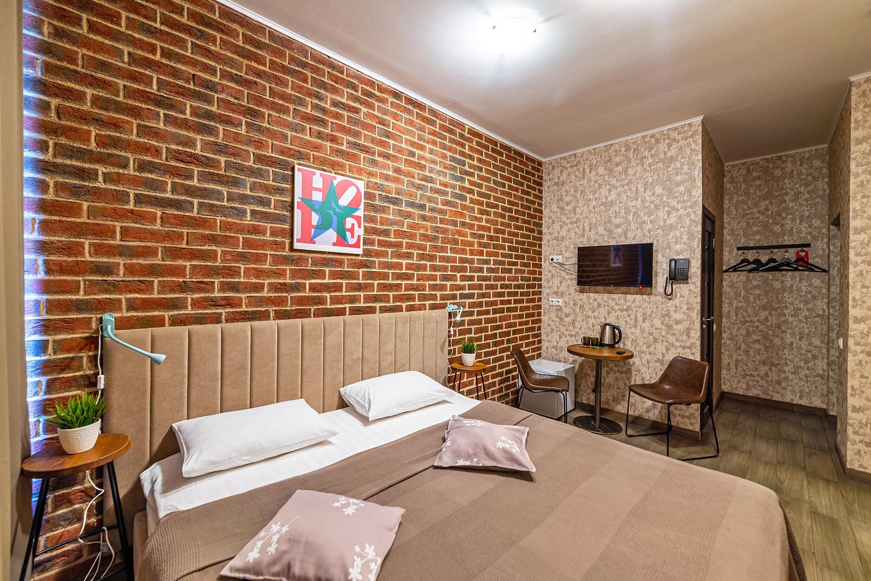 Улучшенный  номер с 1 двуспальной или 2 односпальными кроватями