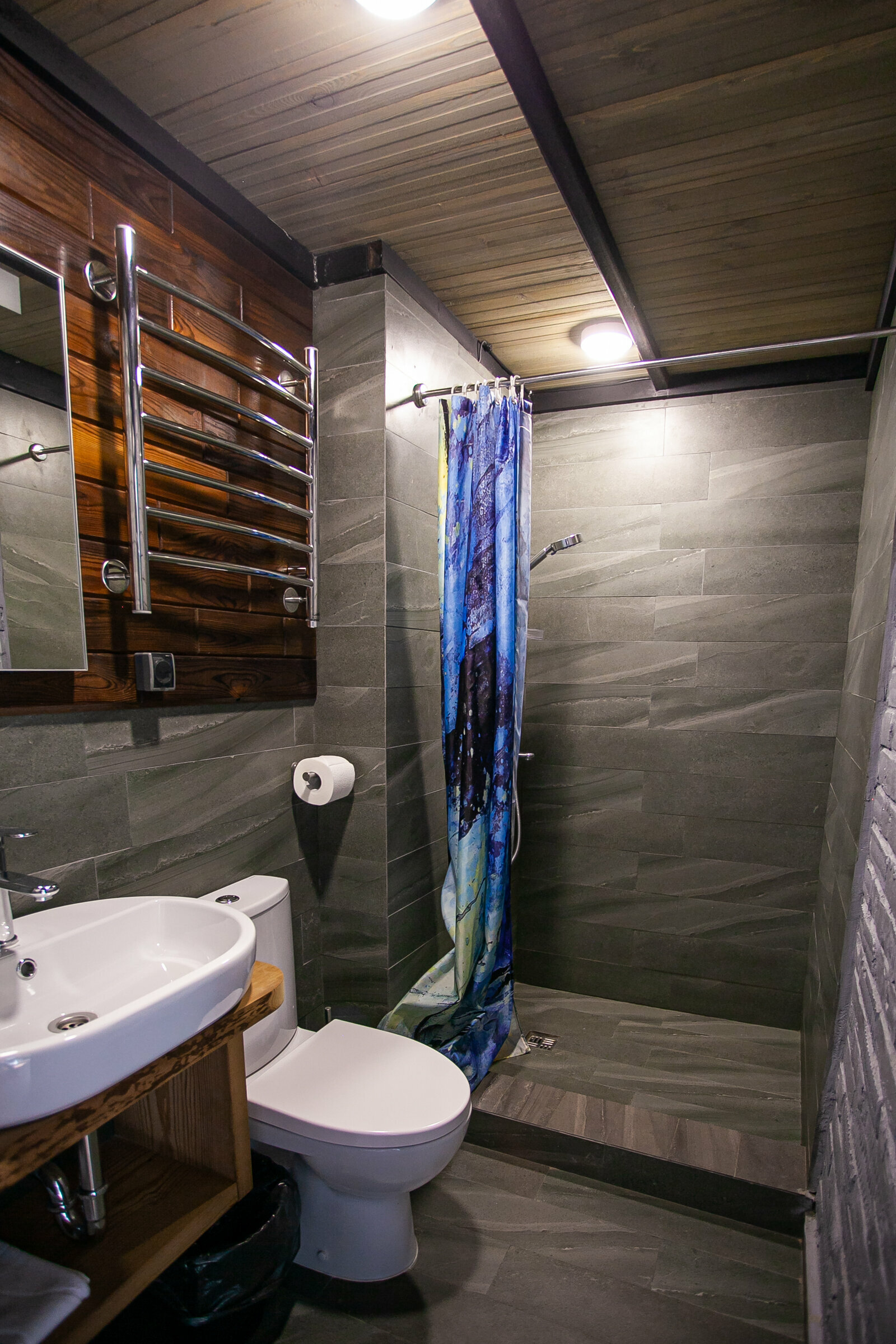 4-местный двухуровневый номер с балконом (2 этаж)