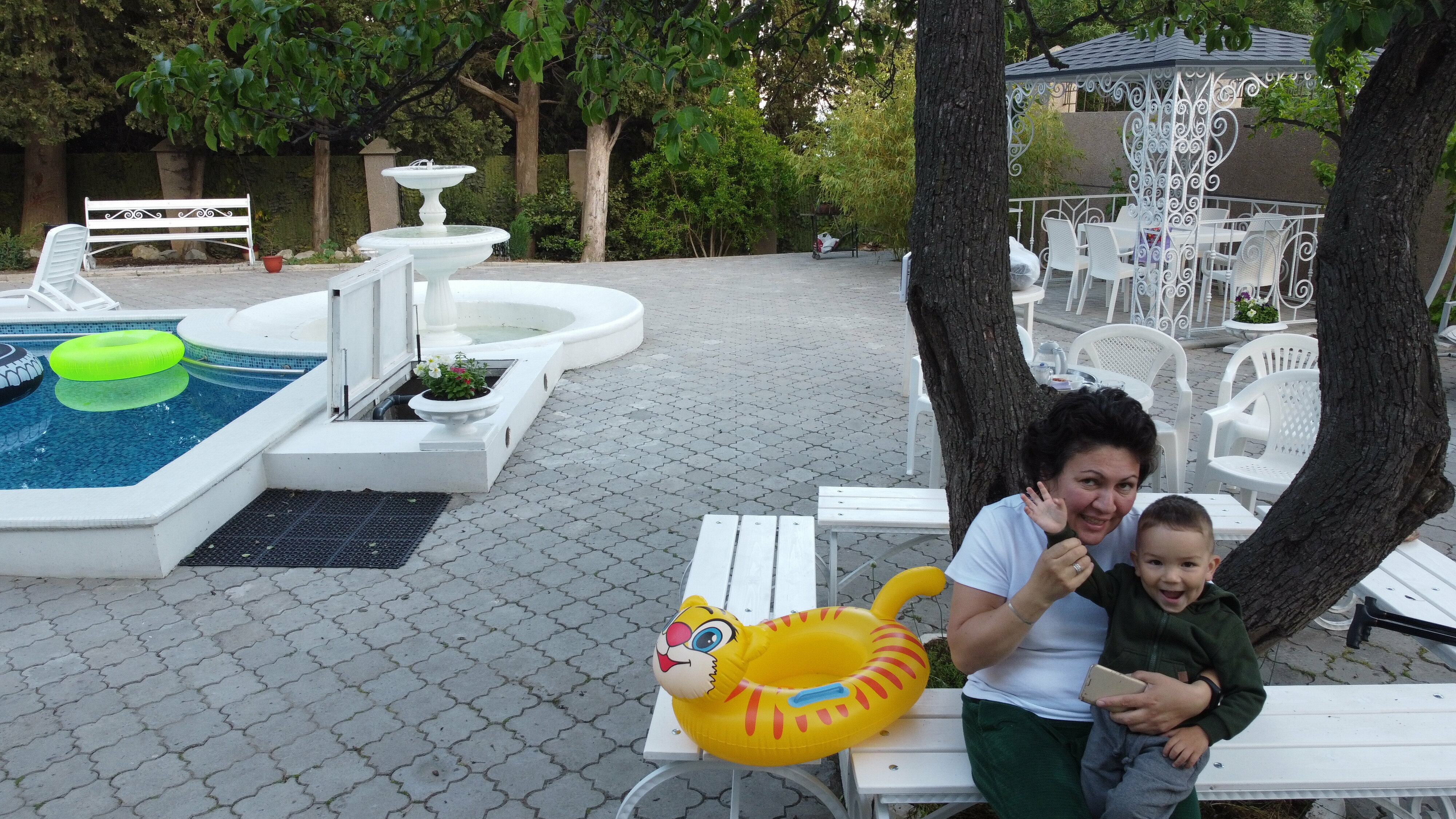 Трехместный номер с видом на бассейн